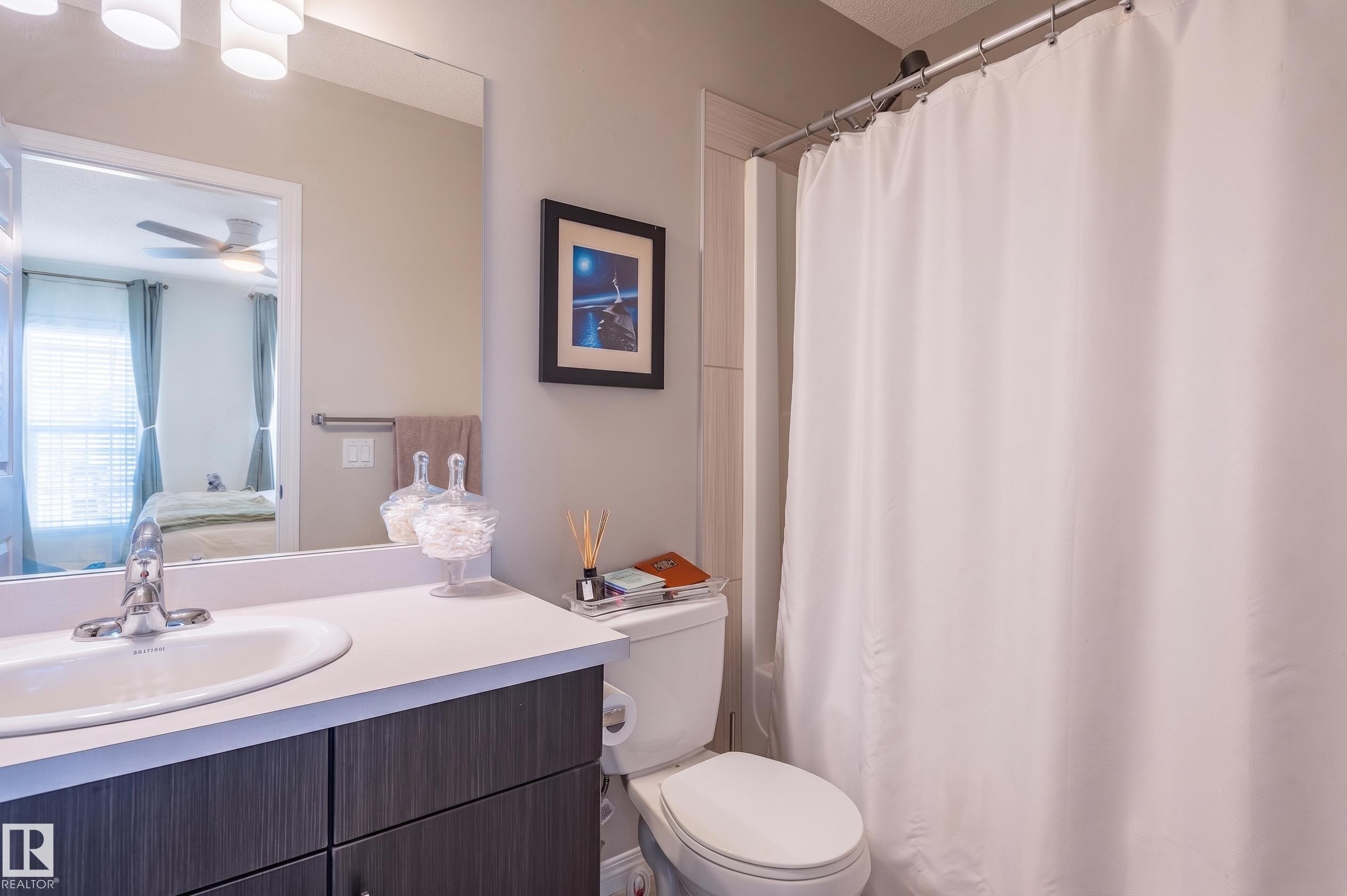 2537 Coughlan Road Sw, Edmonton, AB - Indoor Photo Showing Bathroom