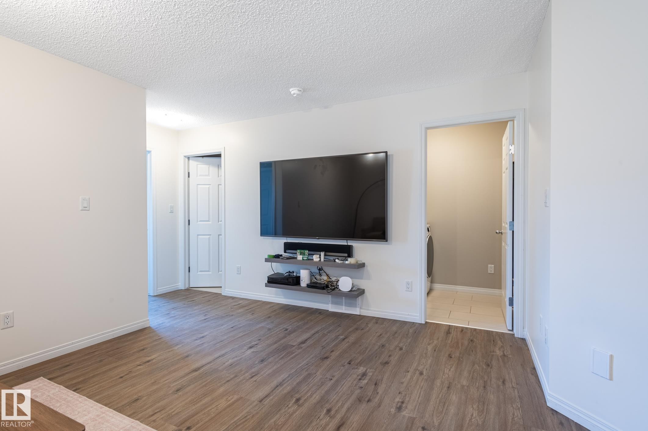 2537 Coughlan Road Sw, Edmonton, AB - Indoor