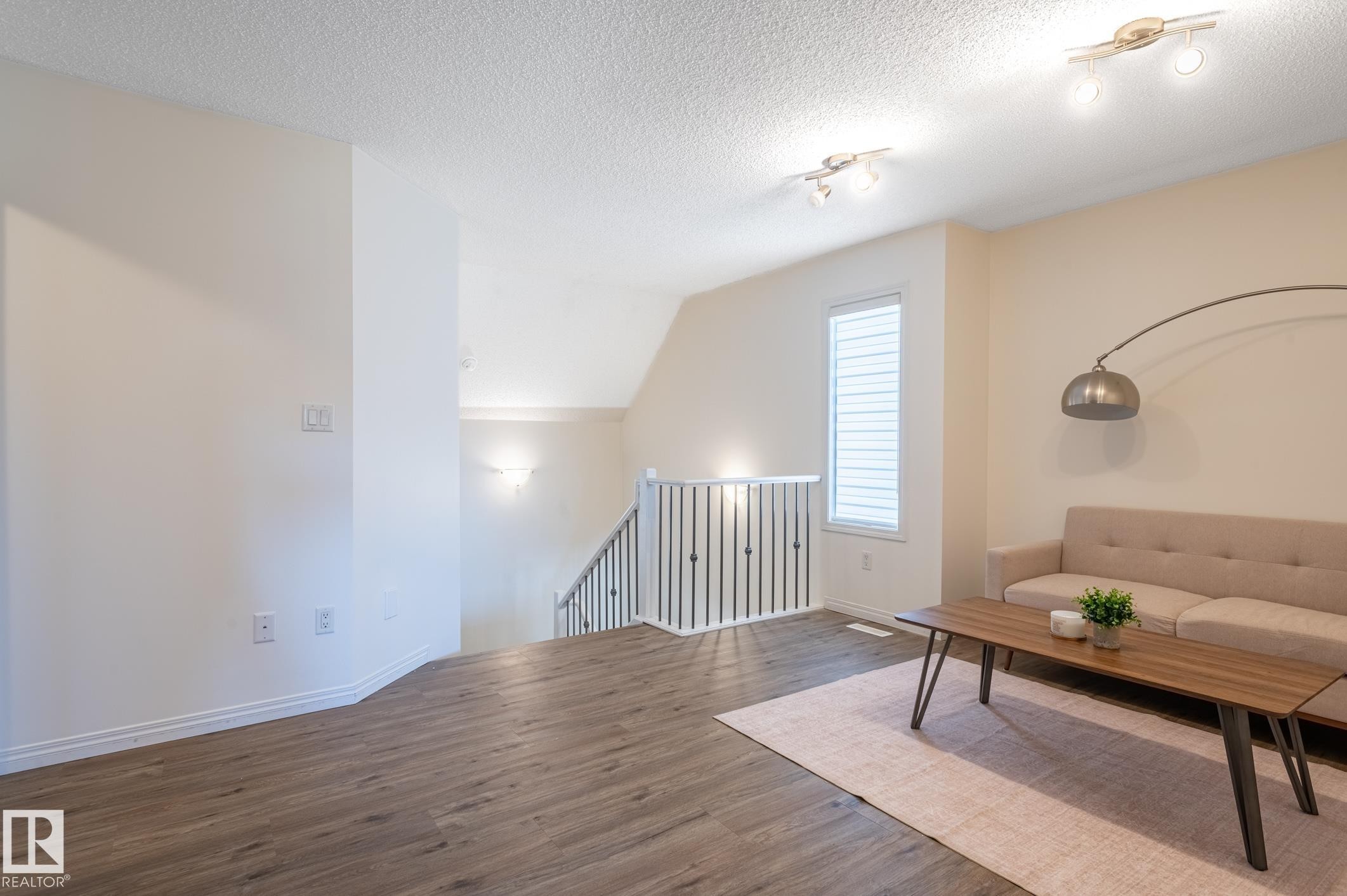 2537 Coughlan Road Sw, Edmonton, AB - Indoor