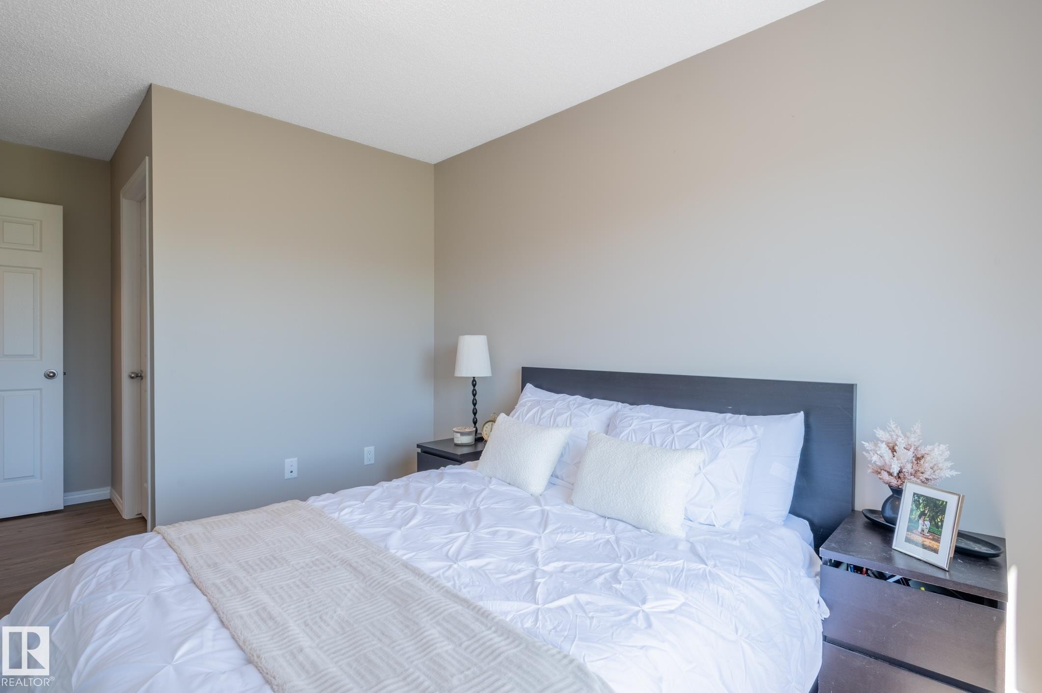 2537 Coughlan Road Sw, Edmonton, AB - Indoor Photo Showing Bedroom
