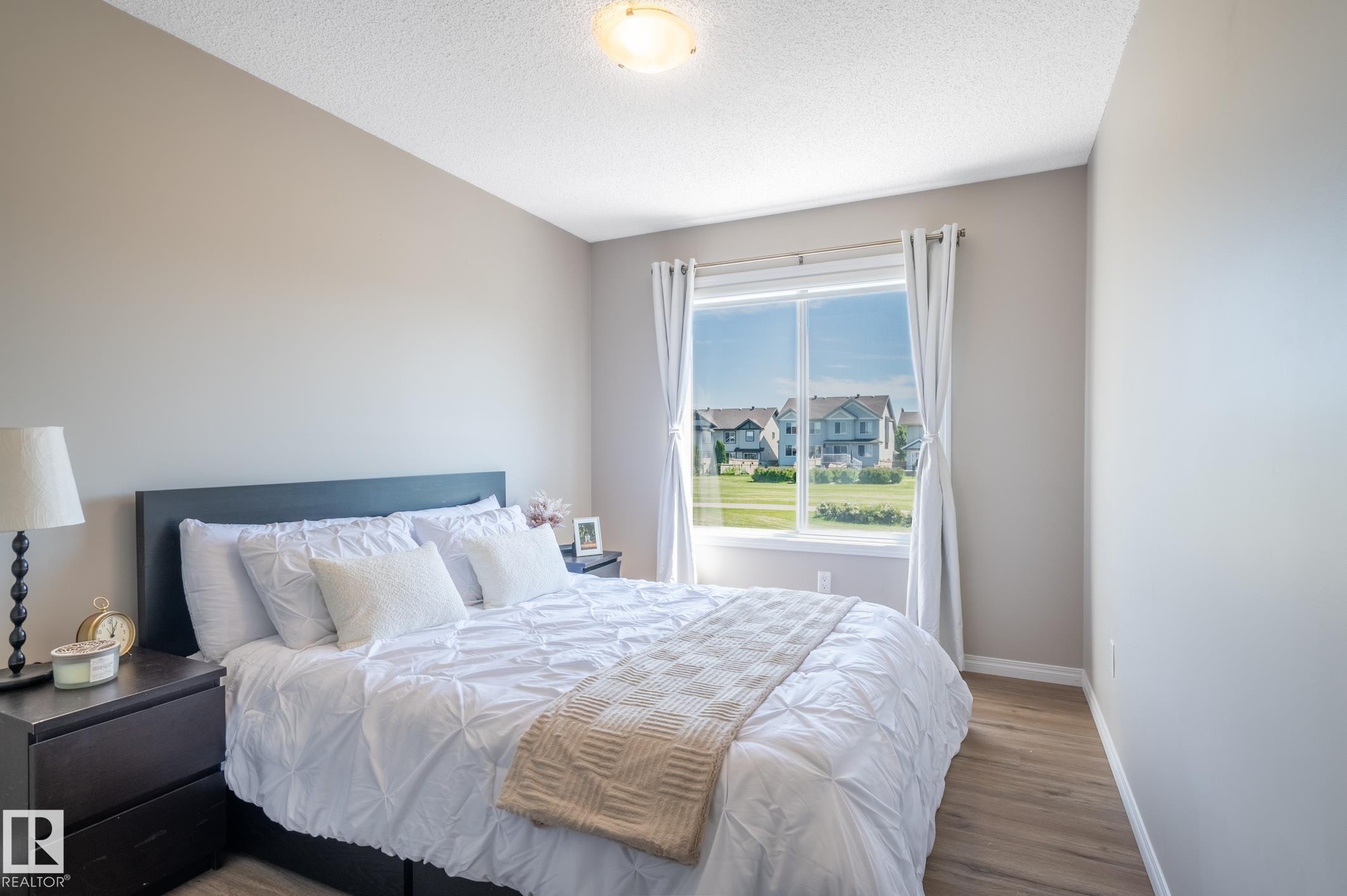 2537 Coughlan Road Sw, Edmonton, AB - Indoor Photo Showing Bedroom