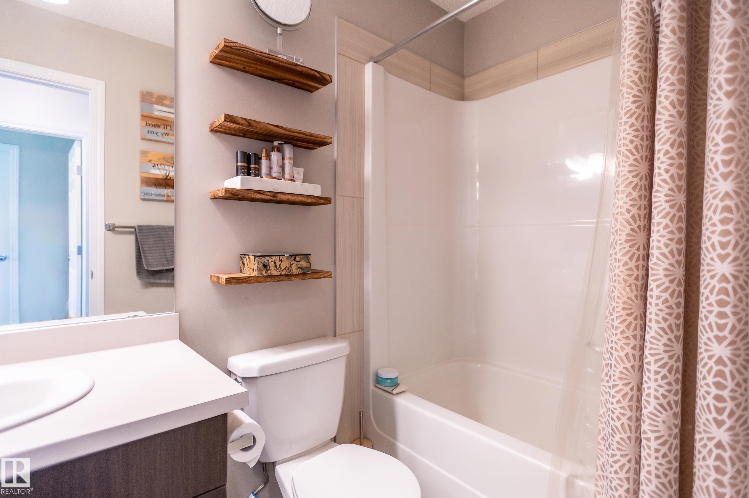 2537 Coughlan Road Sw, Edmonton, AB - Indoor Photo Showing Bathroom