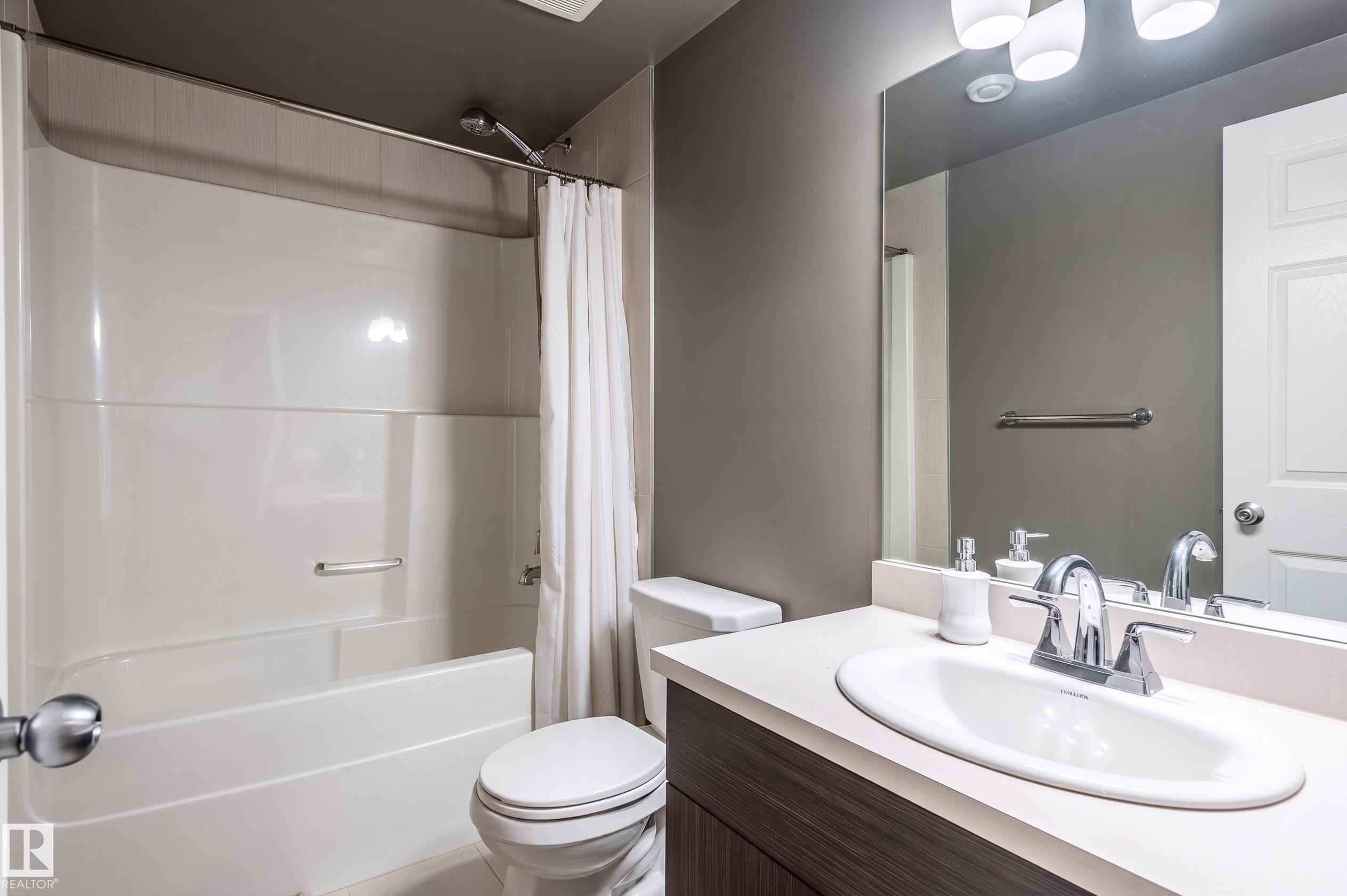 2537 Coughlan Road Sw, Edmonton, AB - Indoor Photo Showing Bathroom