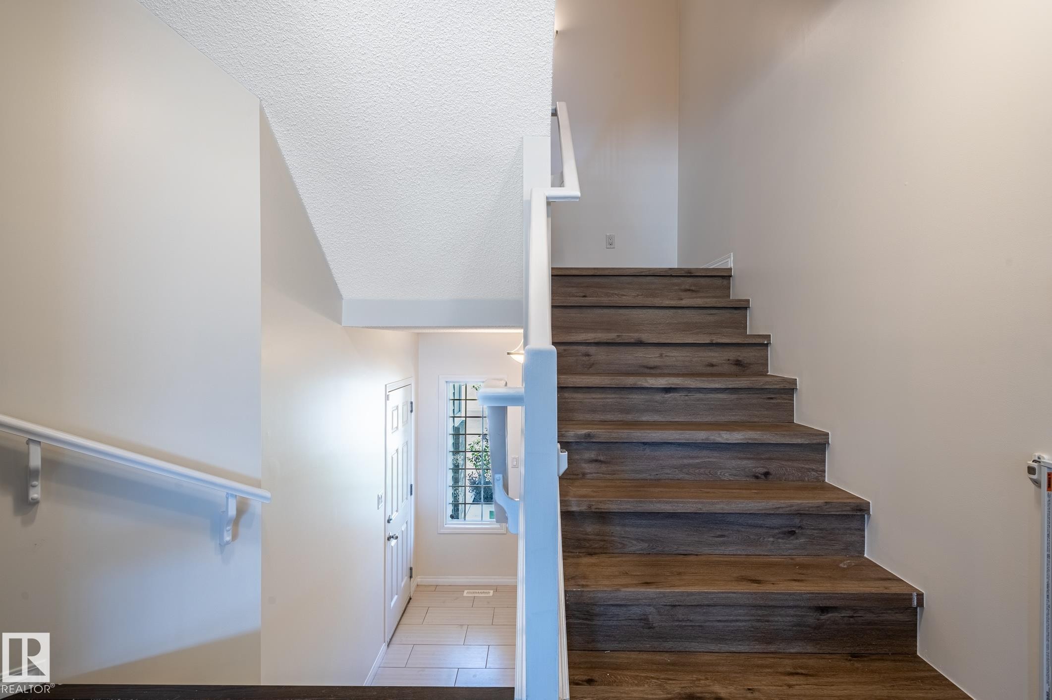 2537 Coughlan Road Sw, Edmonton, AB - Indoor Photo Showing Other Room