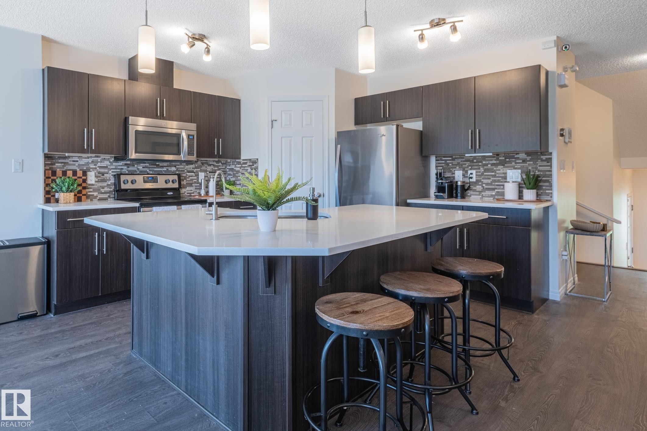 2537 Coughlan Road Sw, Edmonton, AB - Indoor Photo Showing Kitchen With Upgraded Kitchen