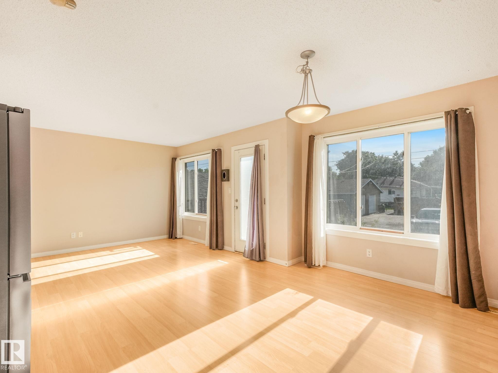 4 11813 43 Street, Edmonton, AB