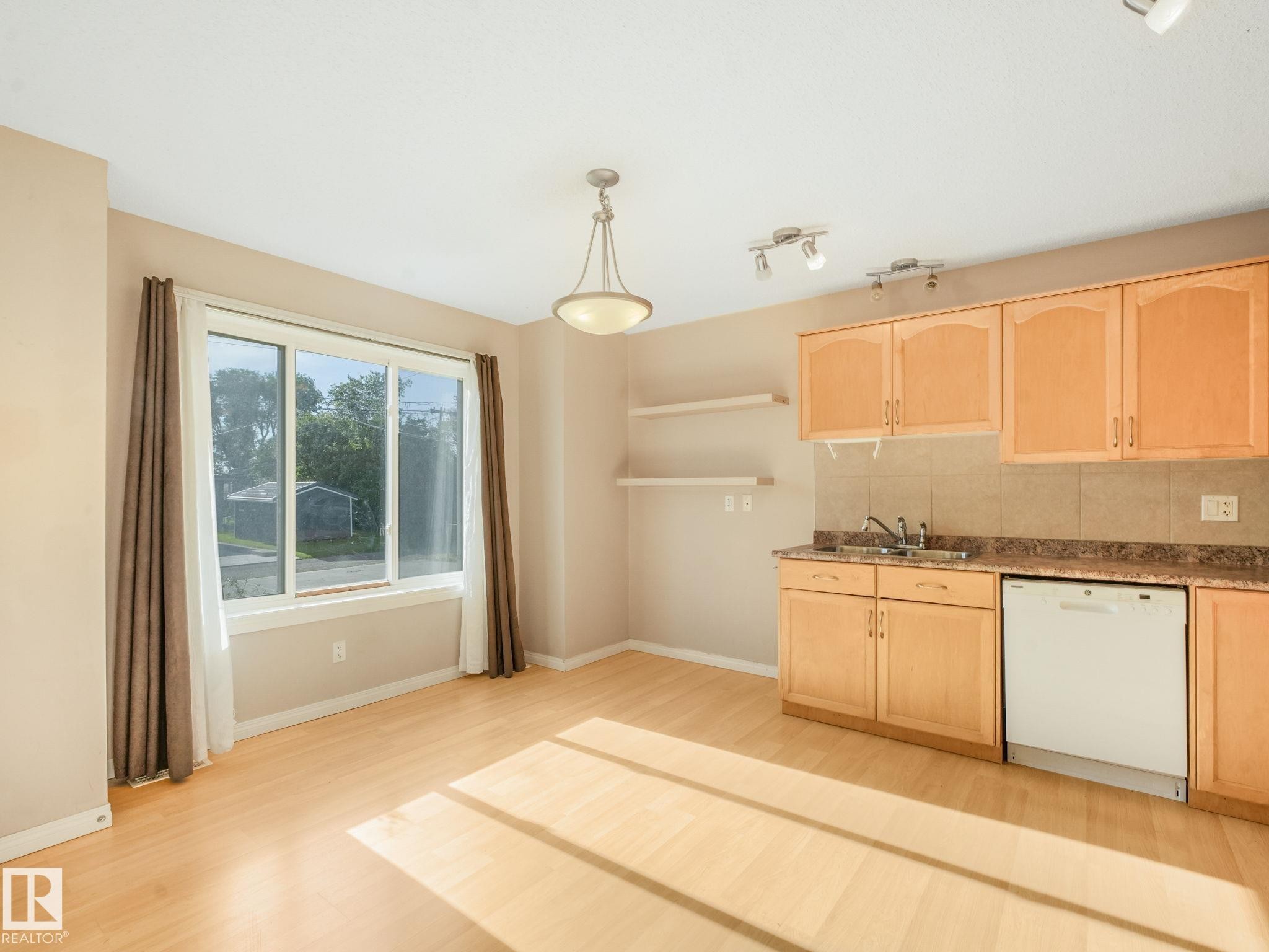 4 11813 43 Street, Edmonton, AB