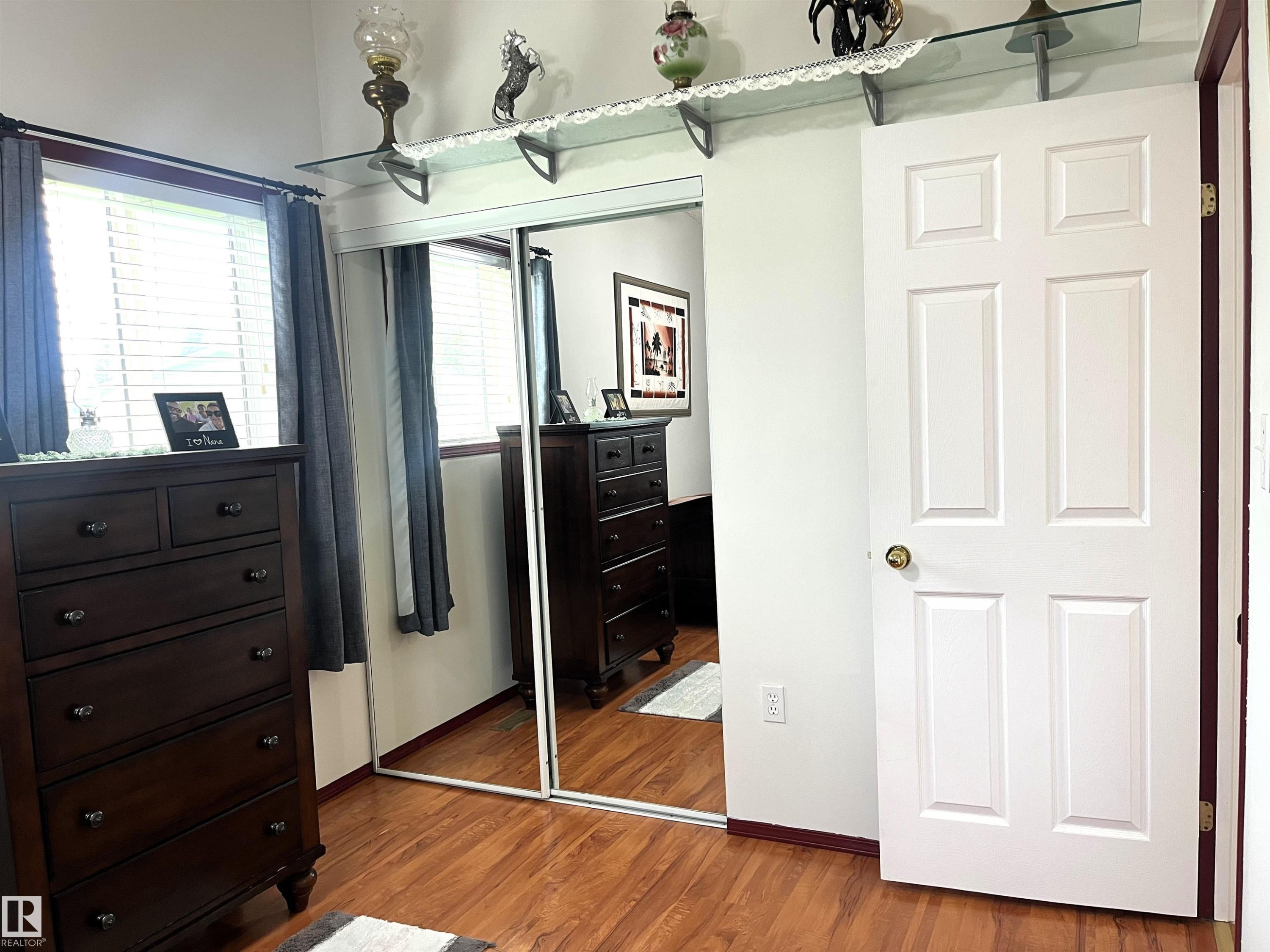 Wood-finish flooring throughout - 4914 51 Ave, Entwistle, AB
