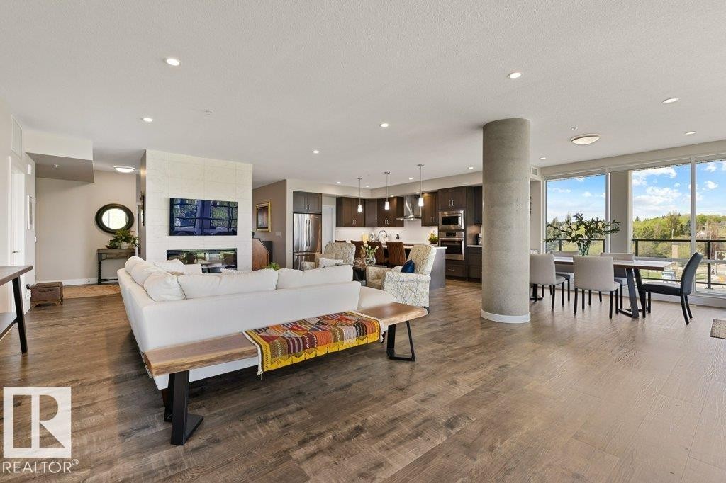 741 200 Bellerose Drive, St. Albert, AB - Indoor Photo Showing Living Room