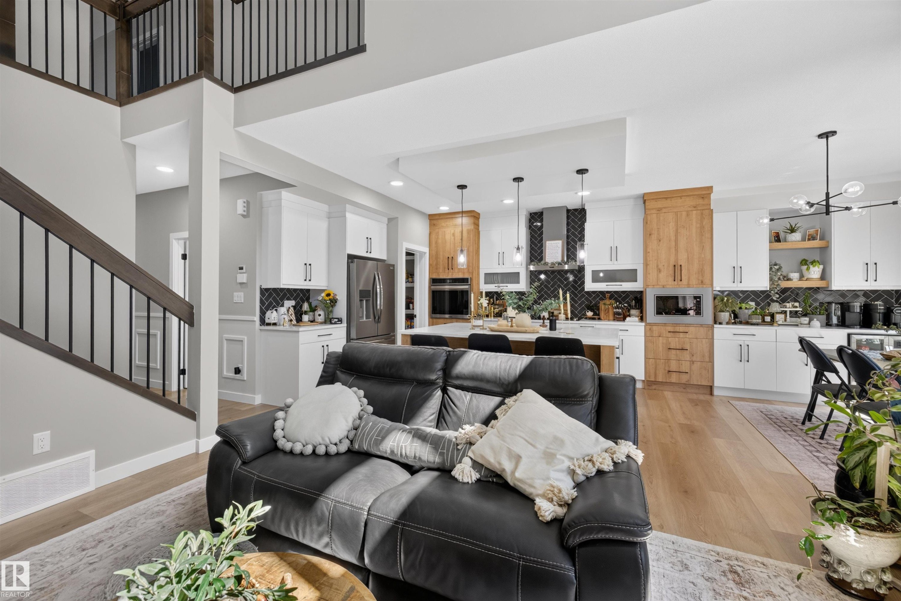 Open-concept living space featuring wood-finish flooring - 1573 Esaiw Place Nw, Edmonton, AB