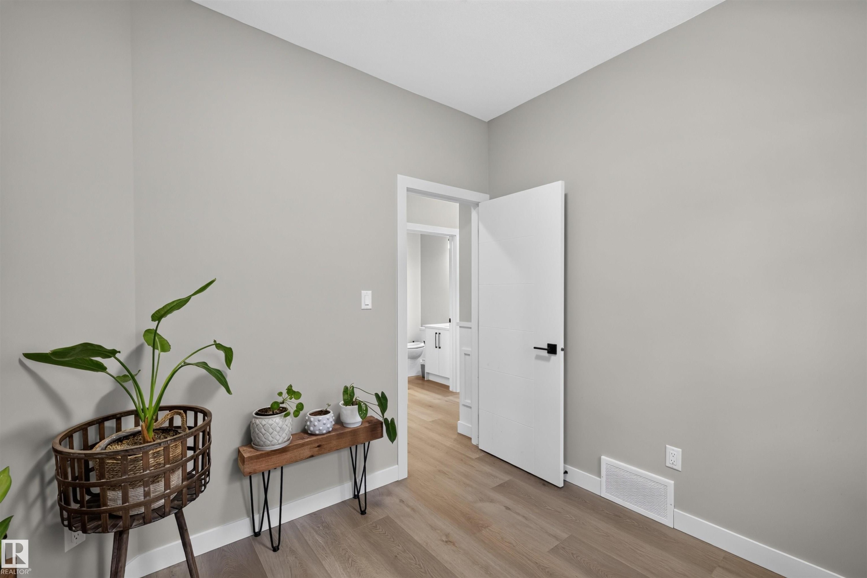Light gray wall finishes with white baseboards - 1573 Esaiw Place Nw, Edmonton, AB