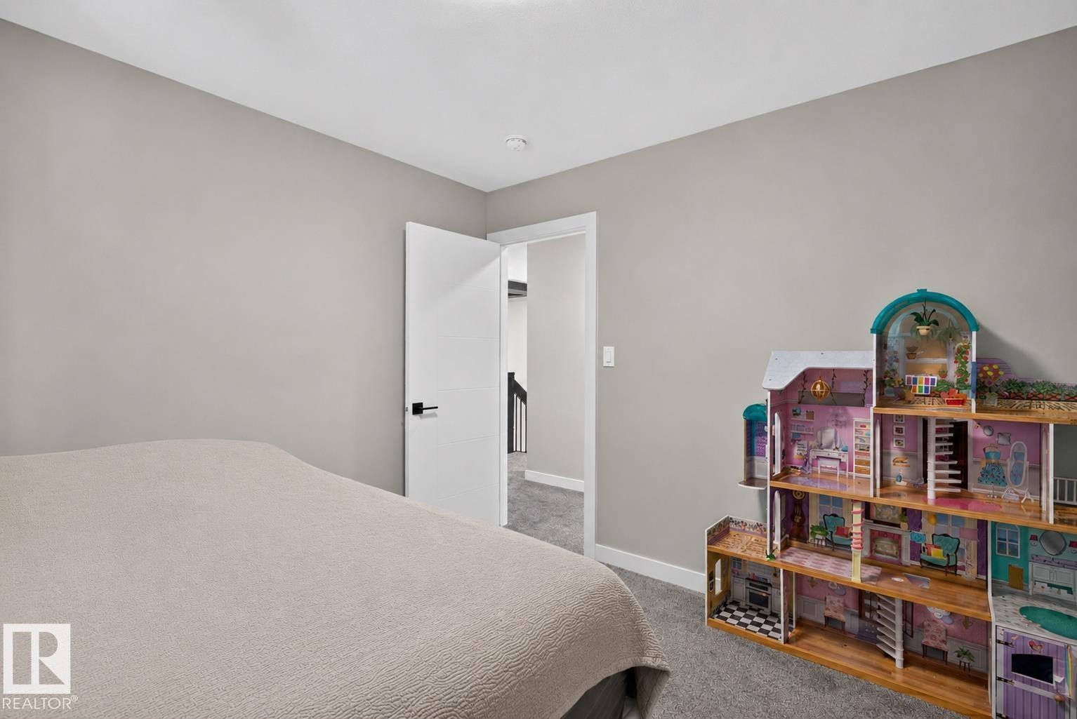 Neutral-toned walls complement plush carpet flooring - 1573 Esaiw Place Nw, Edmonton, AB