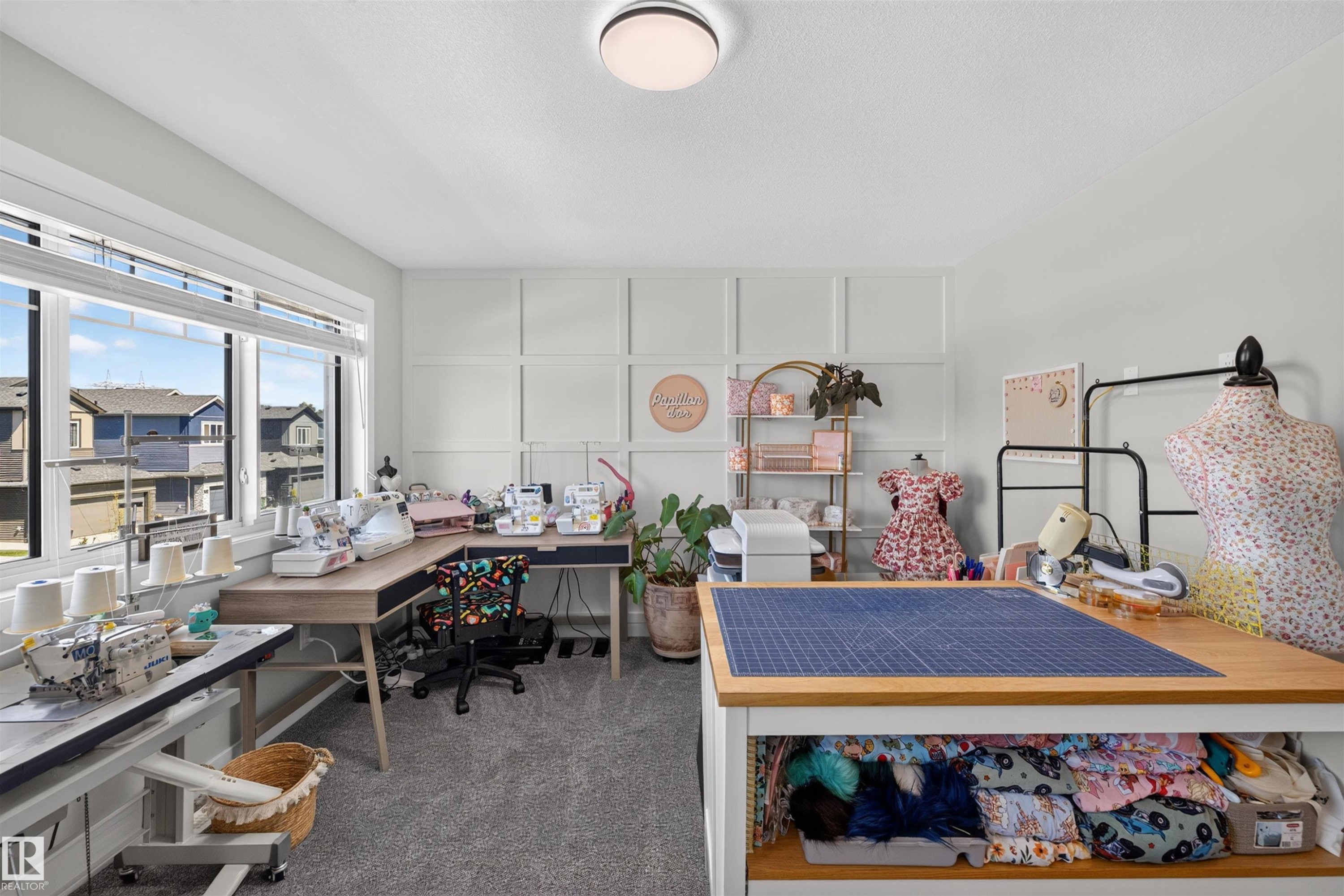 Carpeted room with multiple windows providing natural light - 1573 Esaiw Place Nw, Edmonton, AB