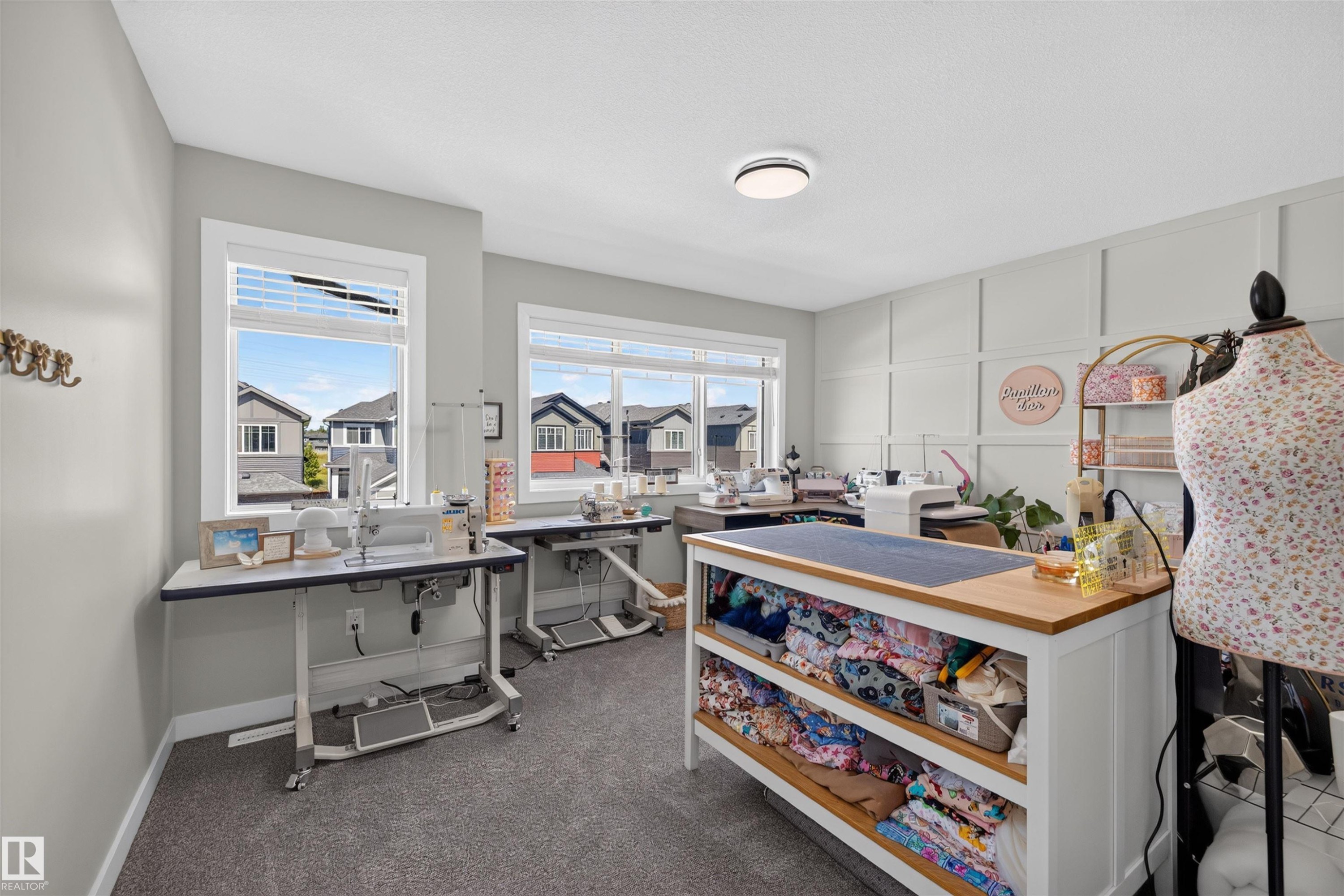 Carpeted room with multiple windows providing natural light - 1573 Esaiw Place Nw, Edmonton, AB