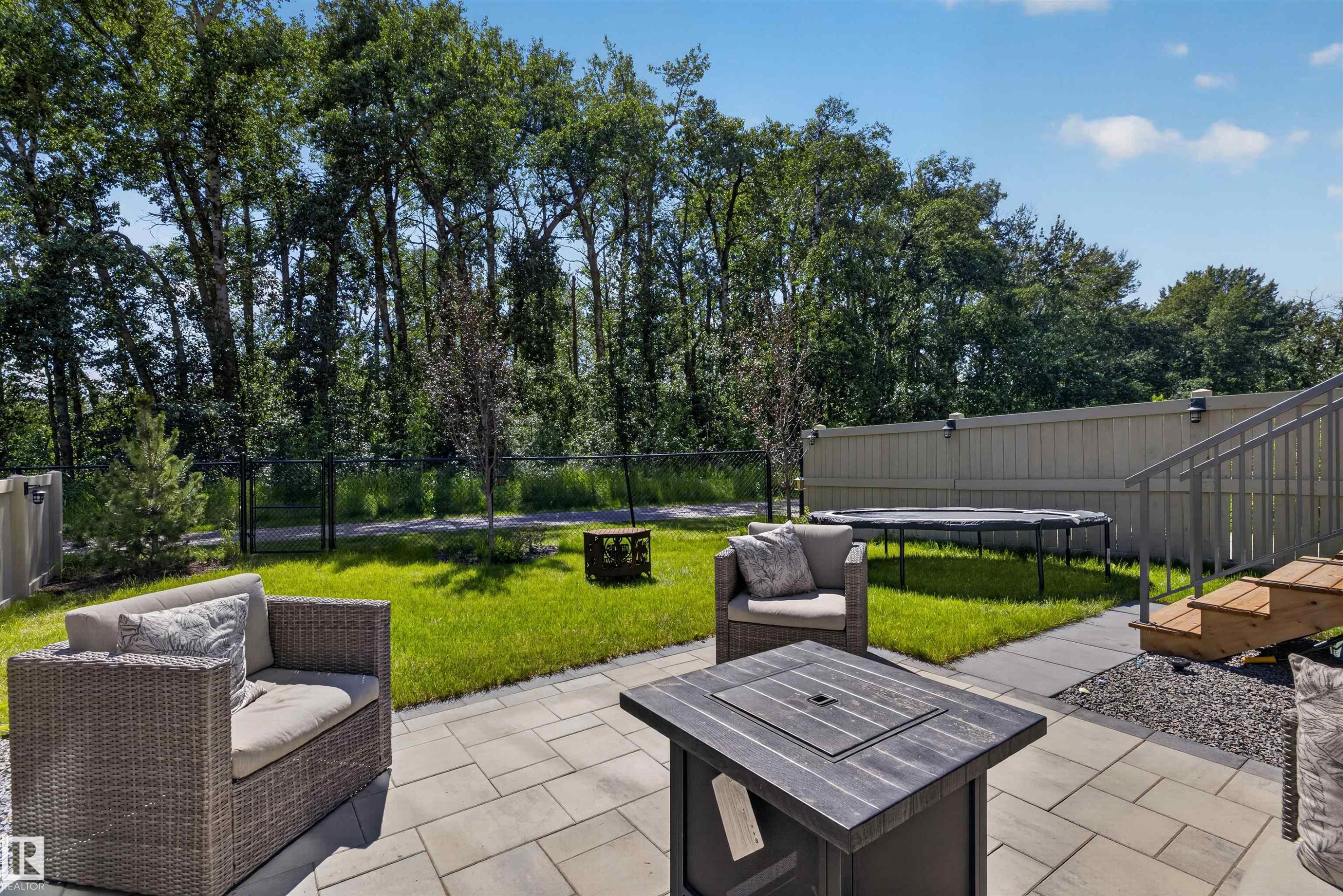 Rear patio featuring paver stones and a gravel accent area - 1573 Esaiw Place Nw, Edmonton, AB