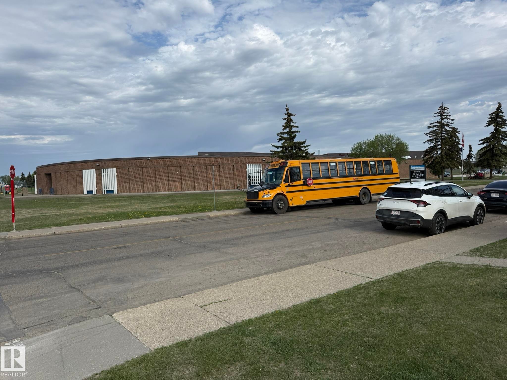 PHOTO OF THE K-6 NORTHMOUNT SCHOOL! - 166 Roseland Village, Edmonton, AB - Outdoor