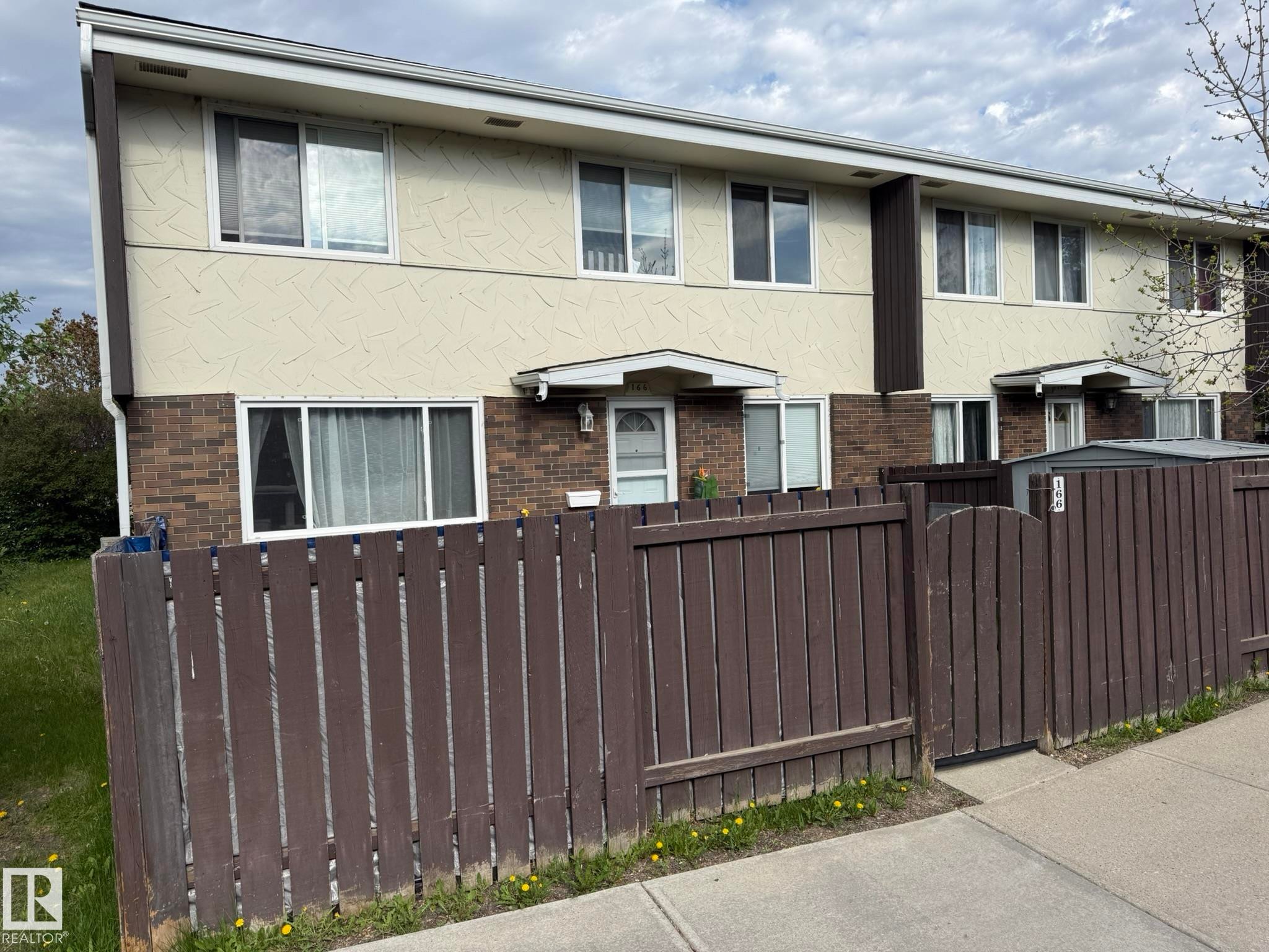 GREAT LOCATION OF THIS END UNIT TOWNHOUSE RIGHT NEXT TO 140 AVE. & 88 STREET NW! YOU CAN PARK RIGHT THERE ON THE STREET TO THE LEFT OF THE TOWNHOUSE!! - 166 Roseland Village, Edmonton, AB - Outdoor