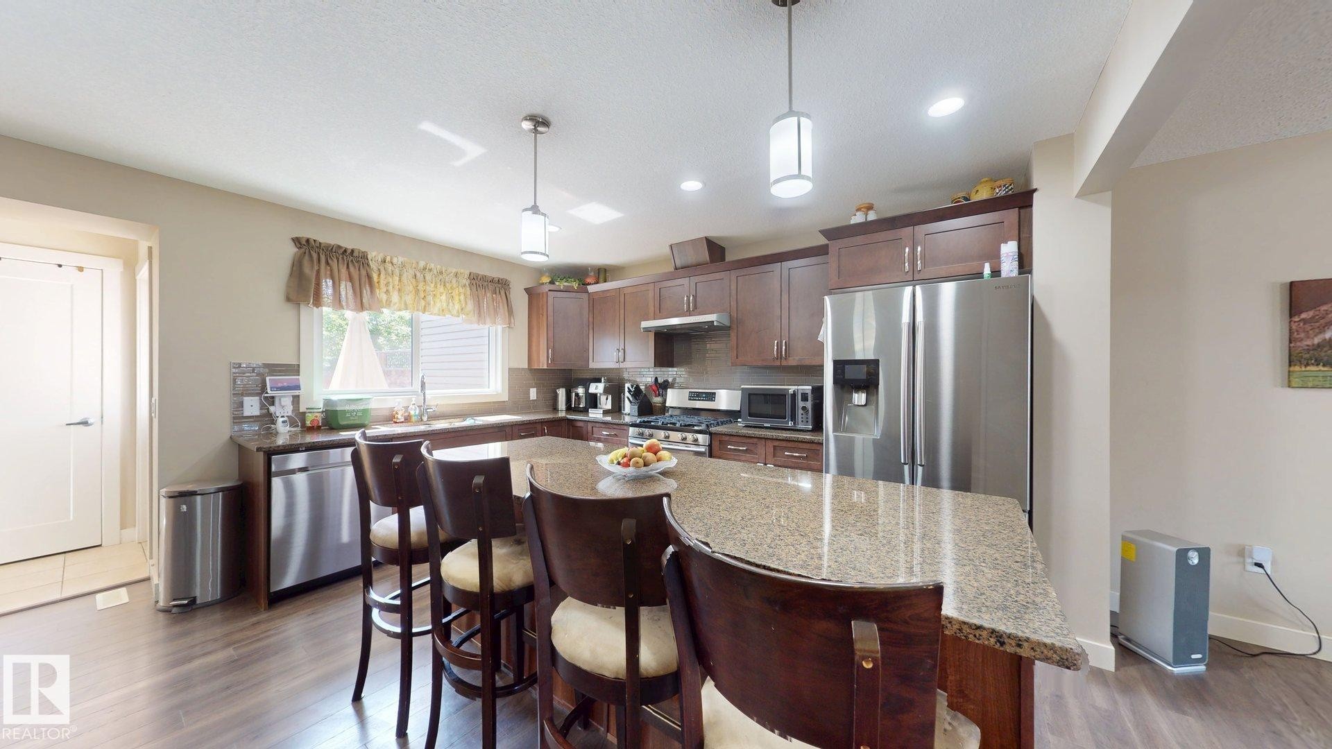 6824 Evans Wynd Nw, Edmonton, AB - Indoor Photo Showing Kitchen