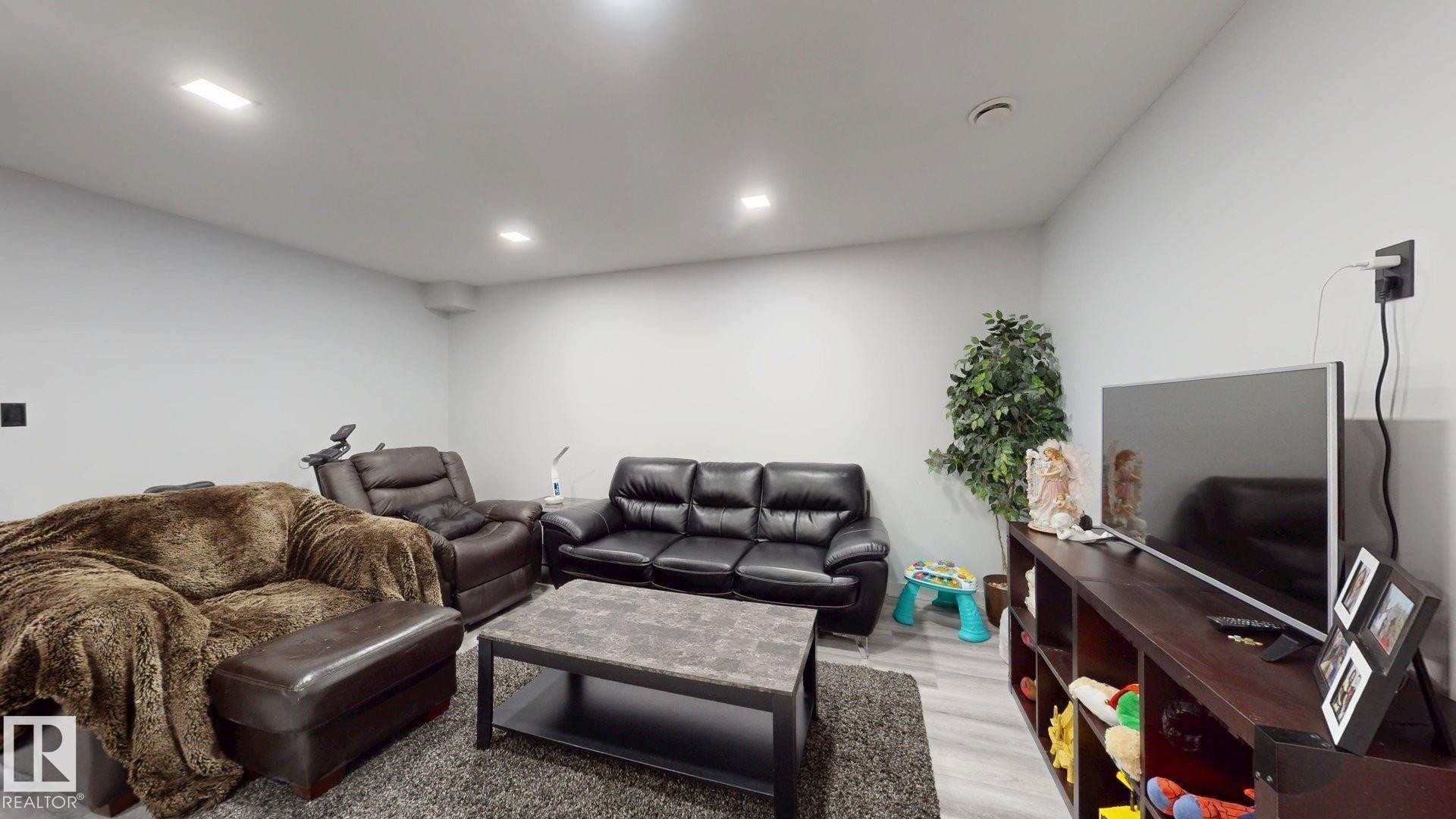 6824 Evans Wynd Nw, Edmonton, AB - Indoor Photo Showing Basement