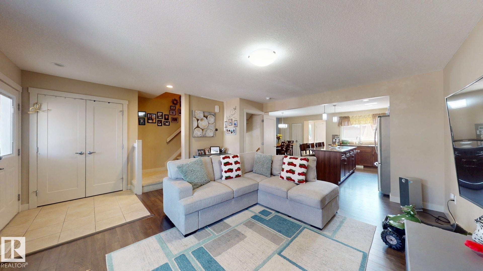 6824 Evans Wynd Nw, Edmonton, AB - Indoor Photo Showing Living Room