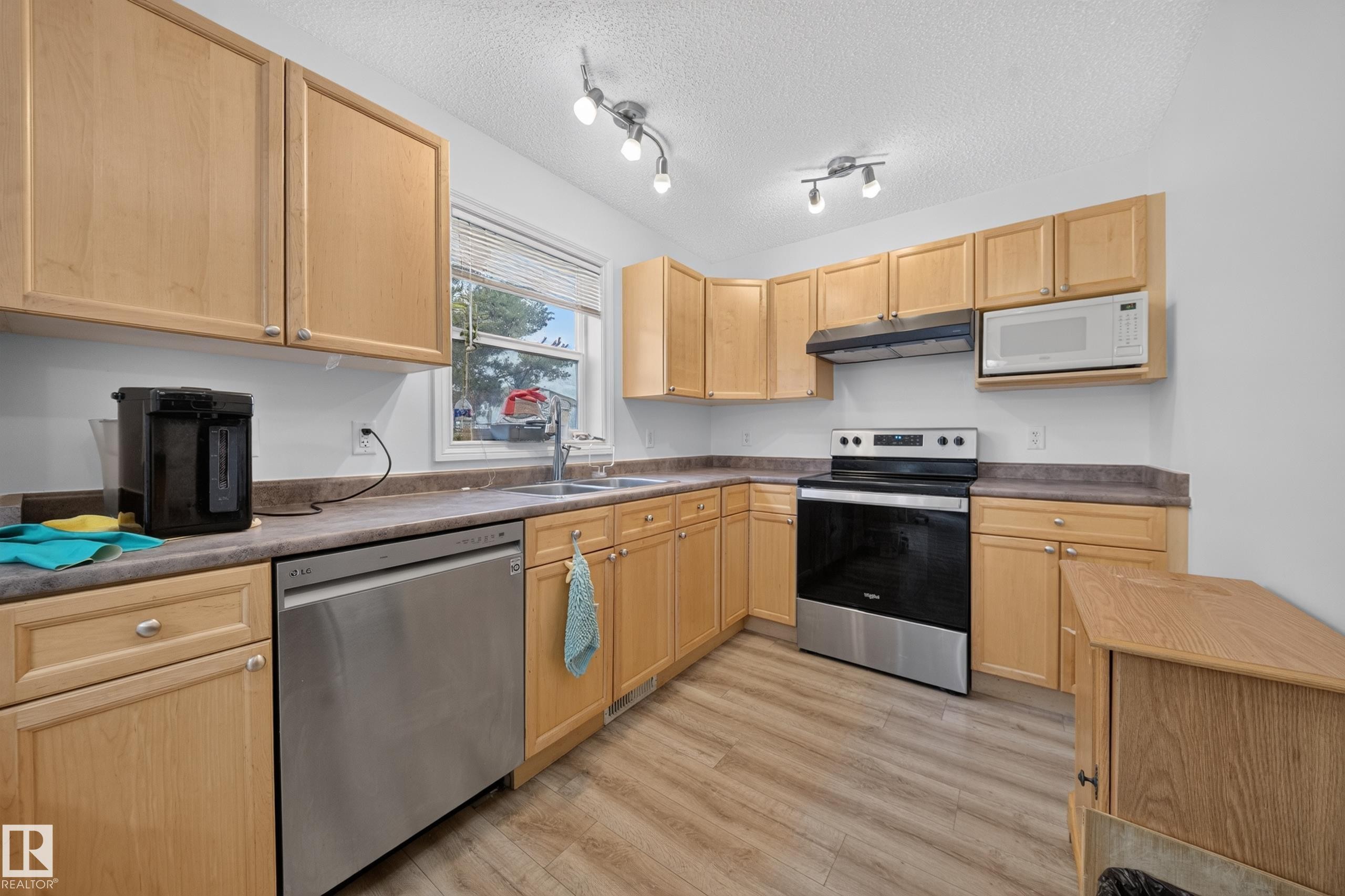 #32 12050 17 Av Sw, Edmonton, AB - Indoor Photo Showing Kitchen With Double Sink