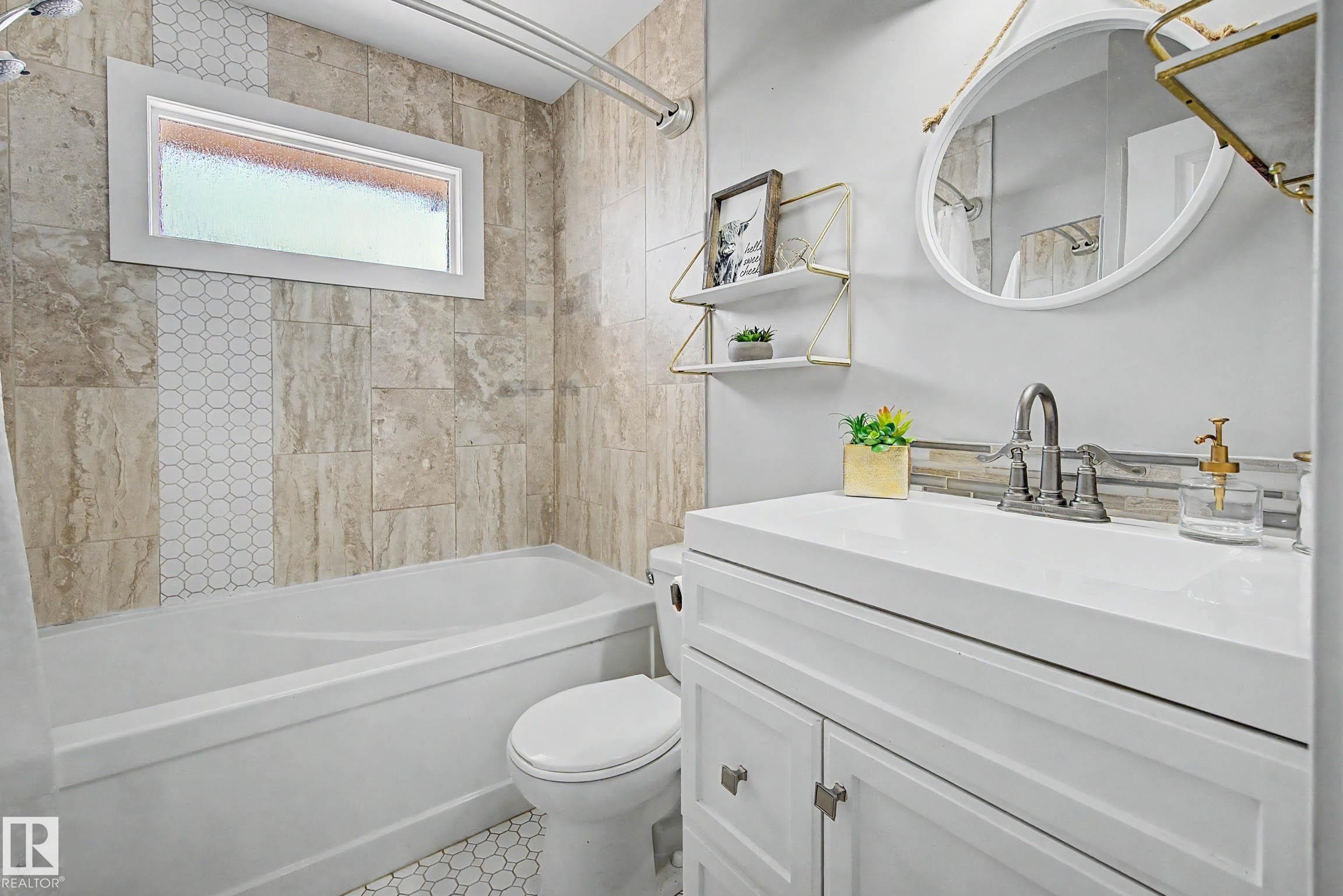 5407 106 Avenue Nw, Edmonton, AB - Indoor Photo Showing Bathroom