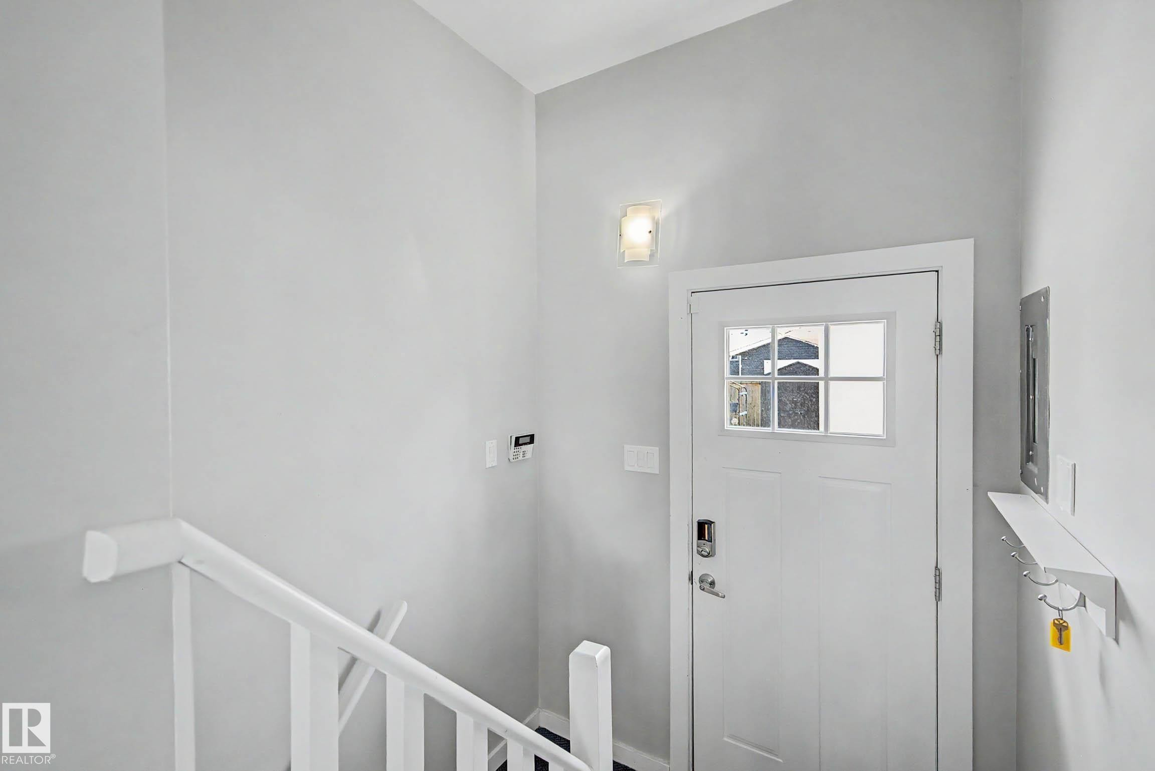 5407 106 Avenue Nw, Edmonton, AB - Indoor Photo Showing Other Room