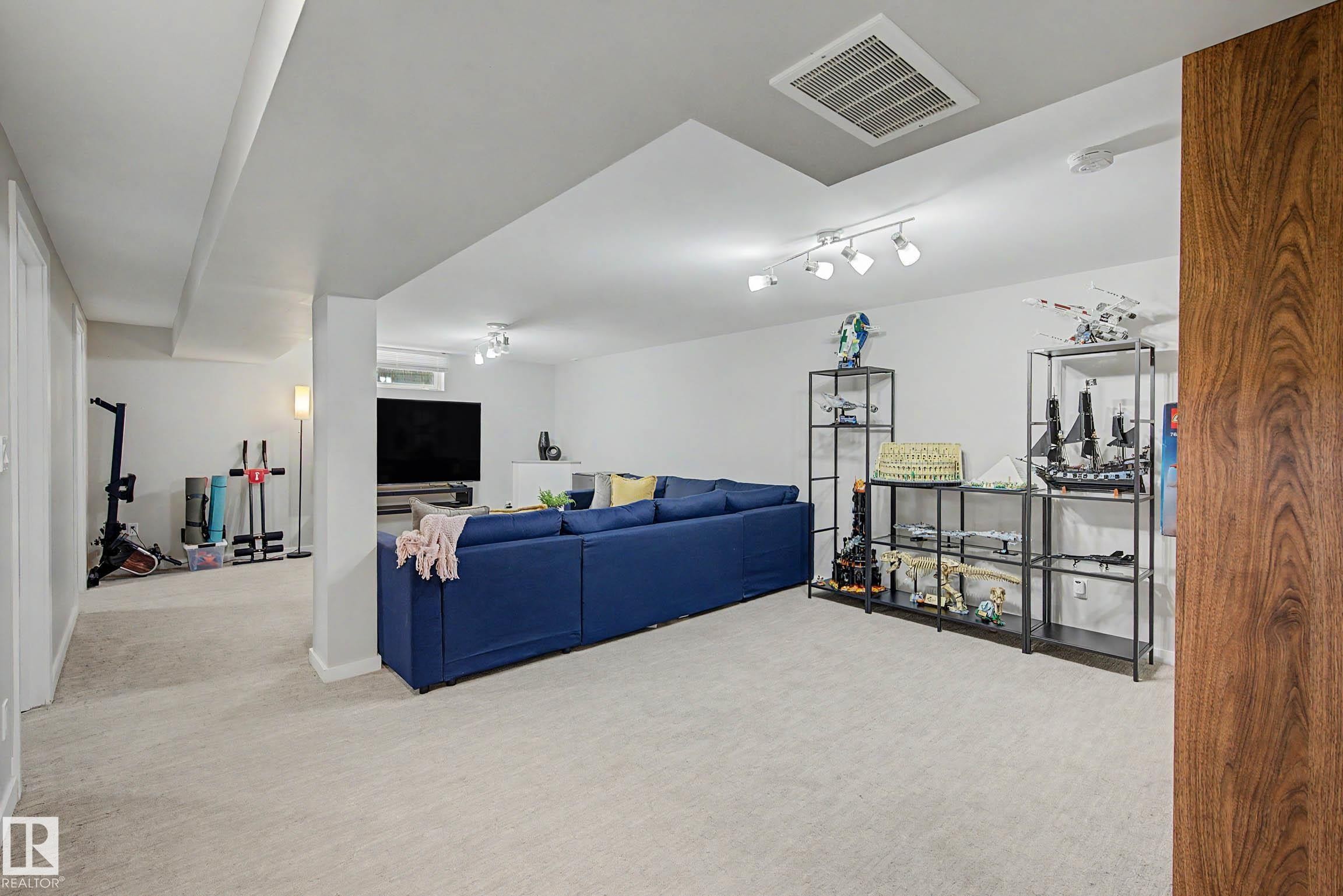 5407 106 Avenue Nw, Edmonton, AB - Indoor