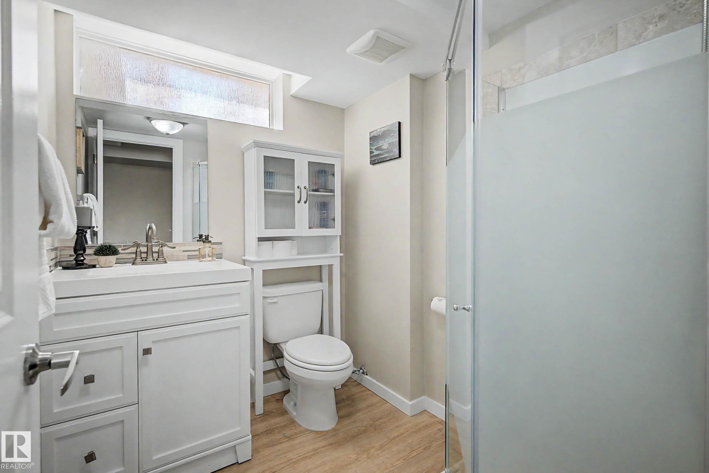5407 106 Avenue Nw, Edmonton, AB - Indoor Photo Showing Bathroom