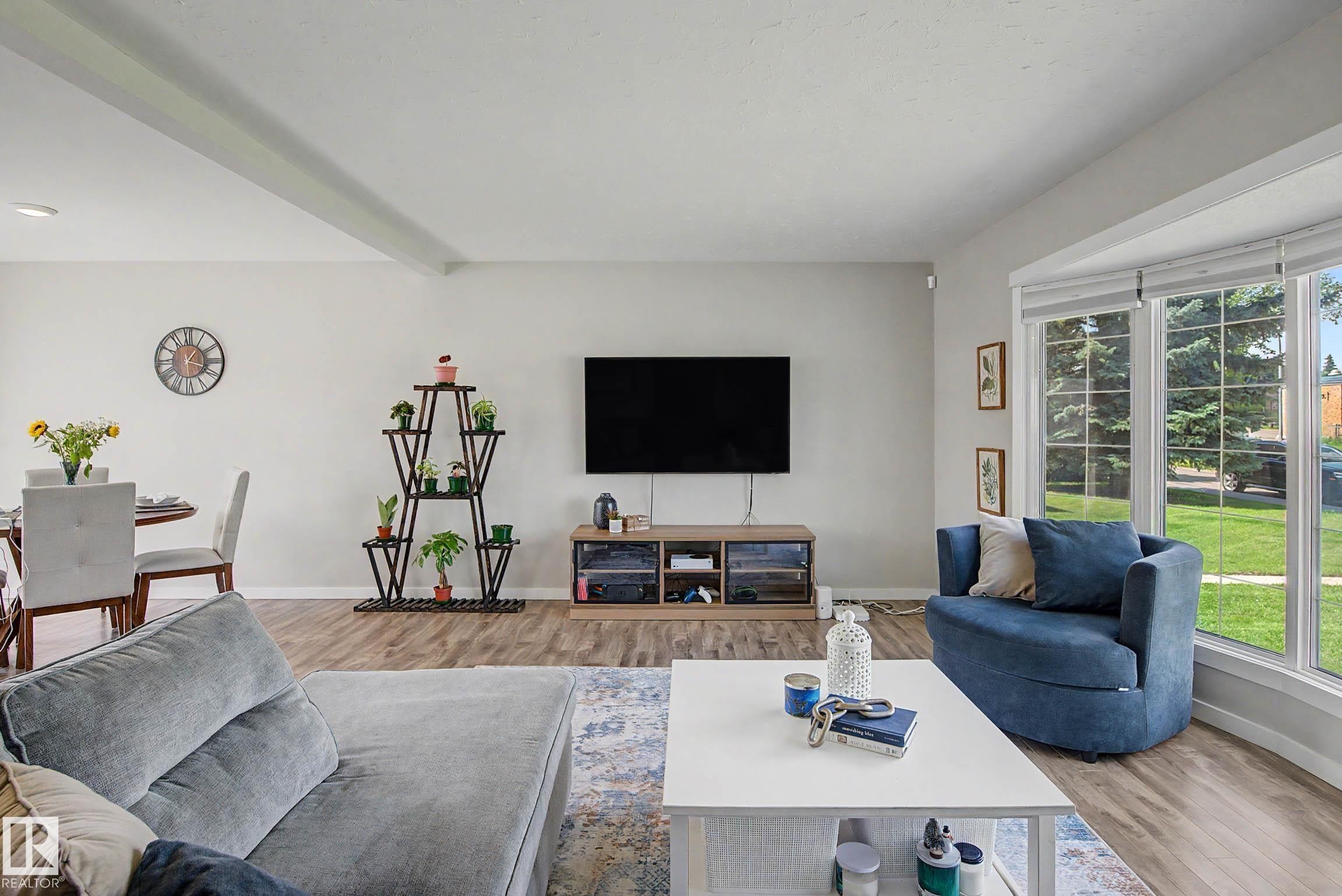 5407 106 Avenue Nw, Edmonton, AB - Indoor Photo Showing Living Room