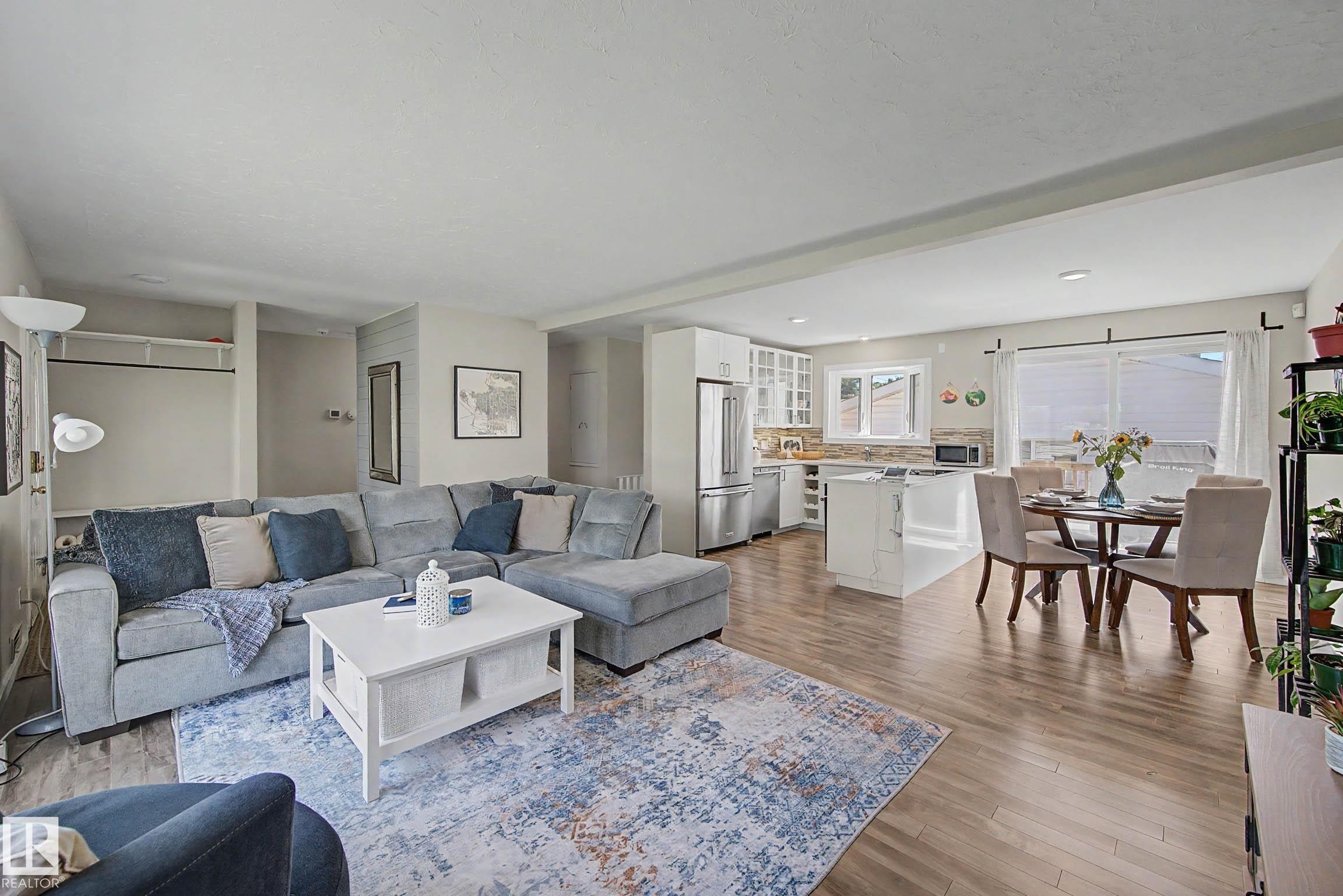 5407 106 Avenue Nw, Edmonton, AB - Indoor Photo Showing Living Room