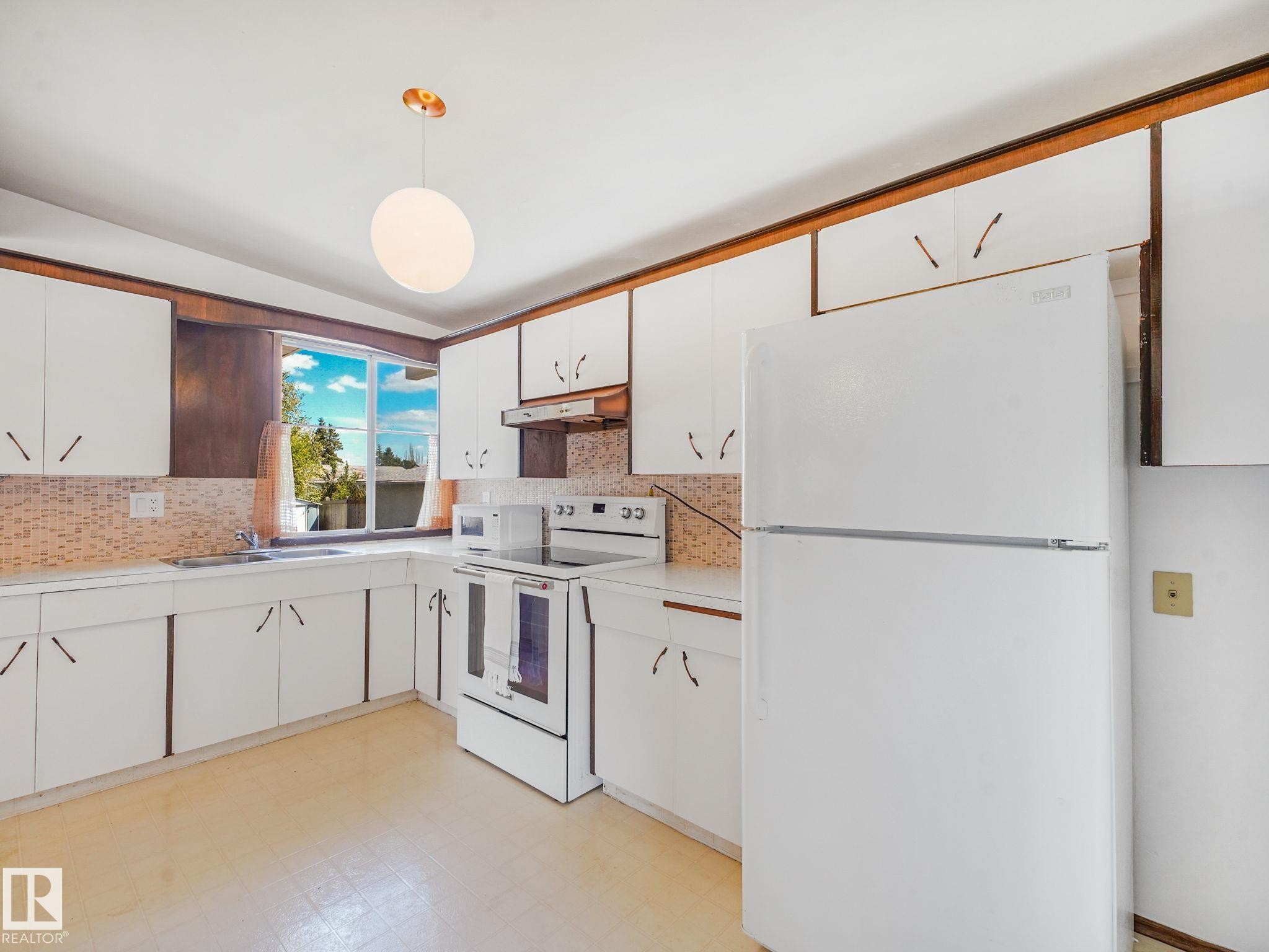 Kitchen - 15011 72A Street, Edmonton, AB