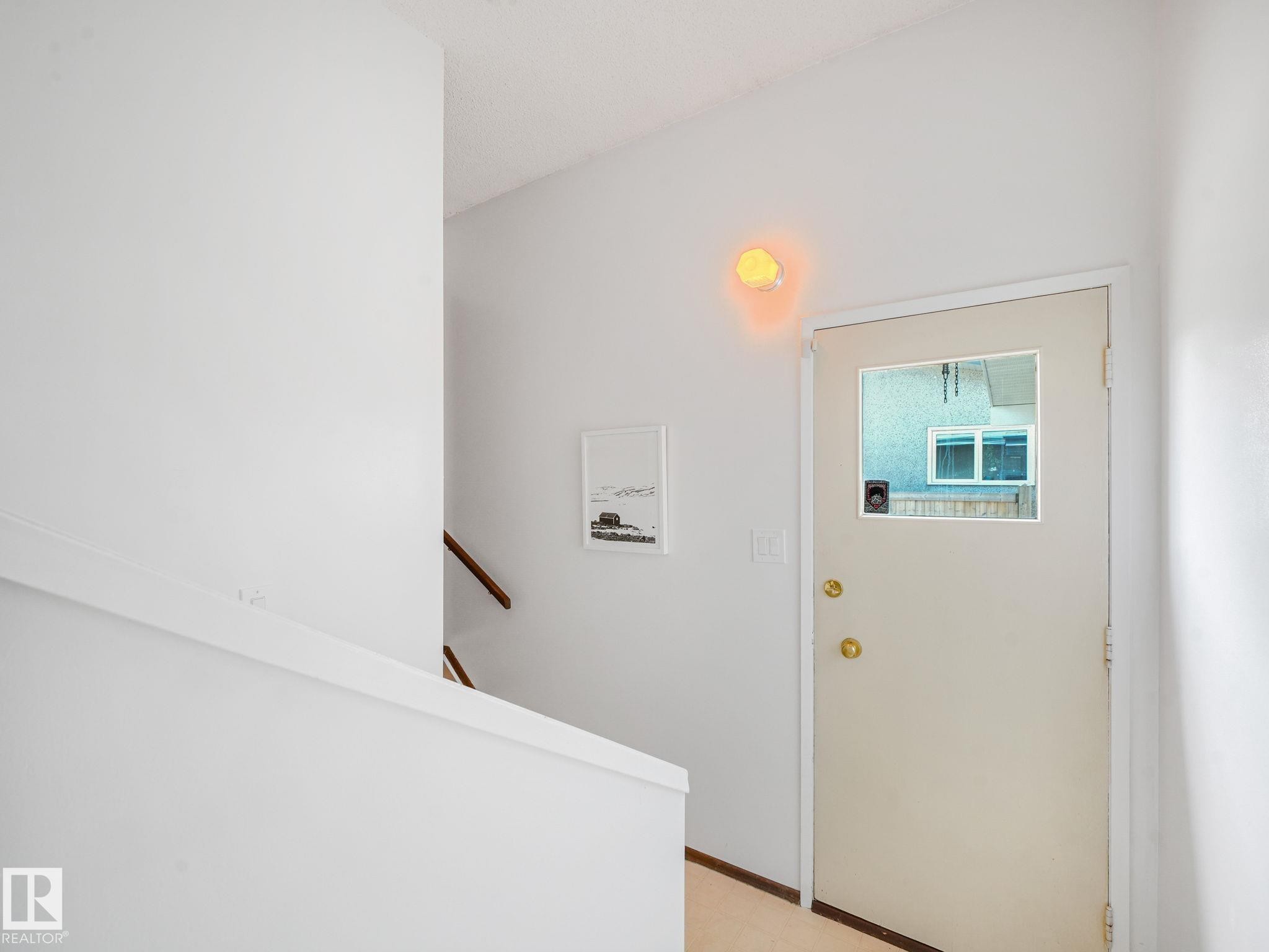 Entrance foyer - 15011 72A Street, Edmonton, AB