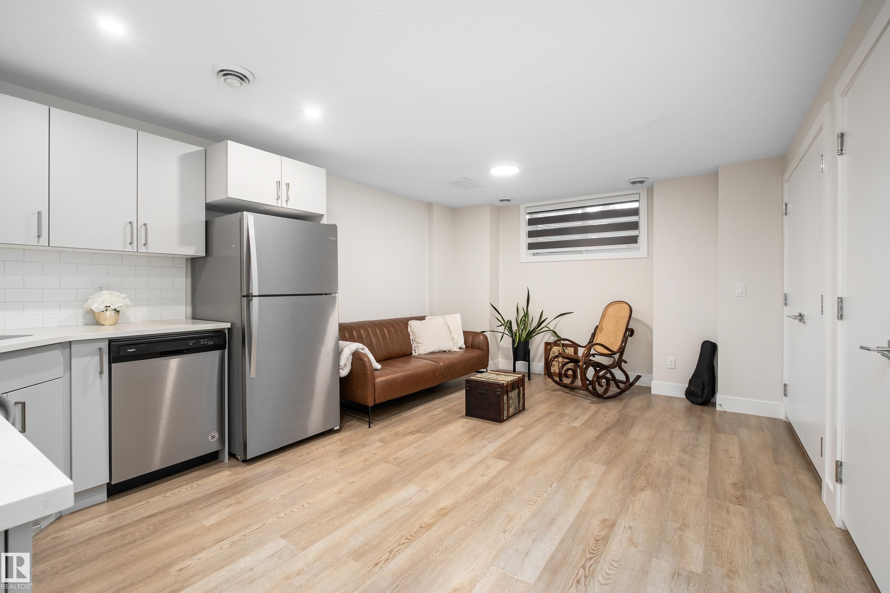 11013 75 Street Nw, Edmonton, AB - Indoor