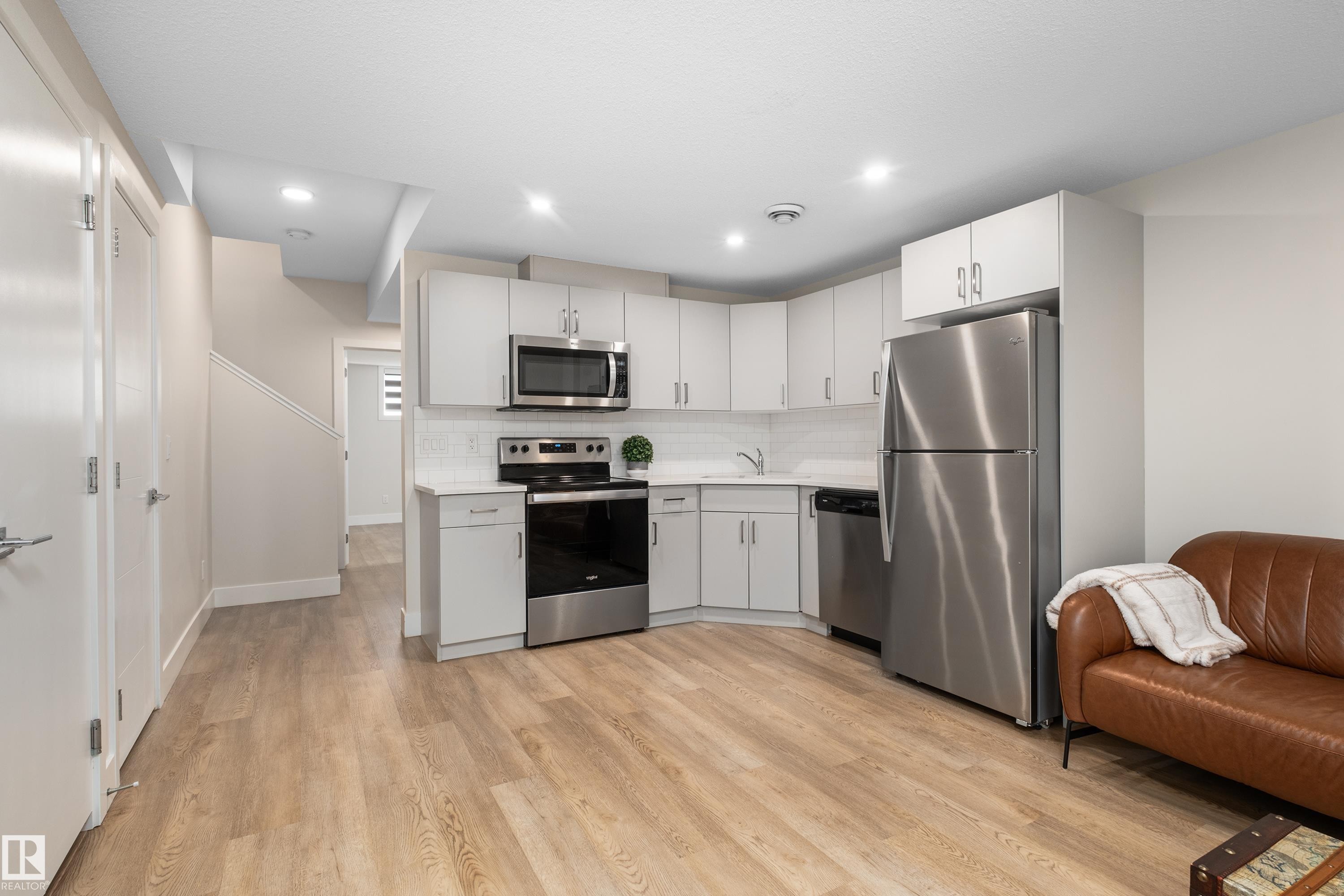 11013 75 Street Nw, Edmonton, AB - Indoor Photo Showing Kitchen