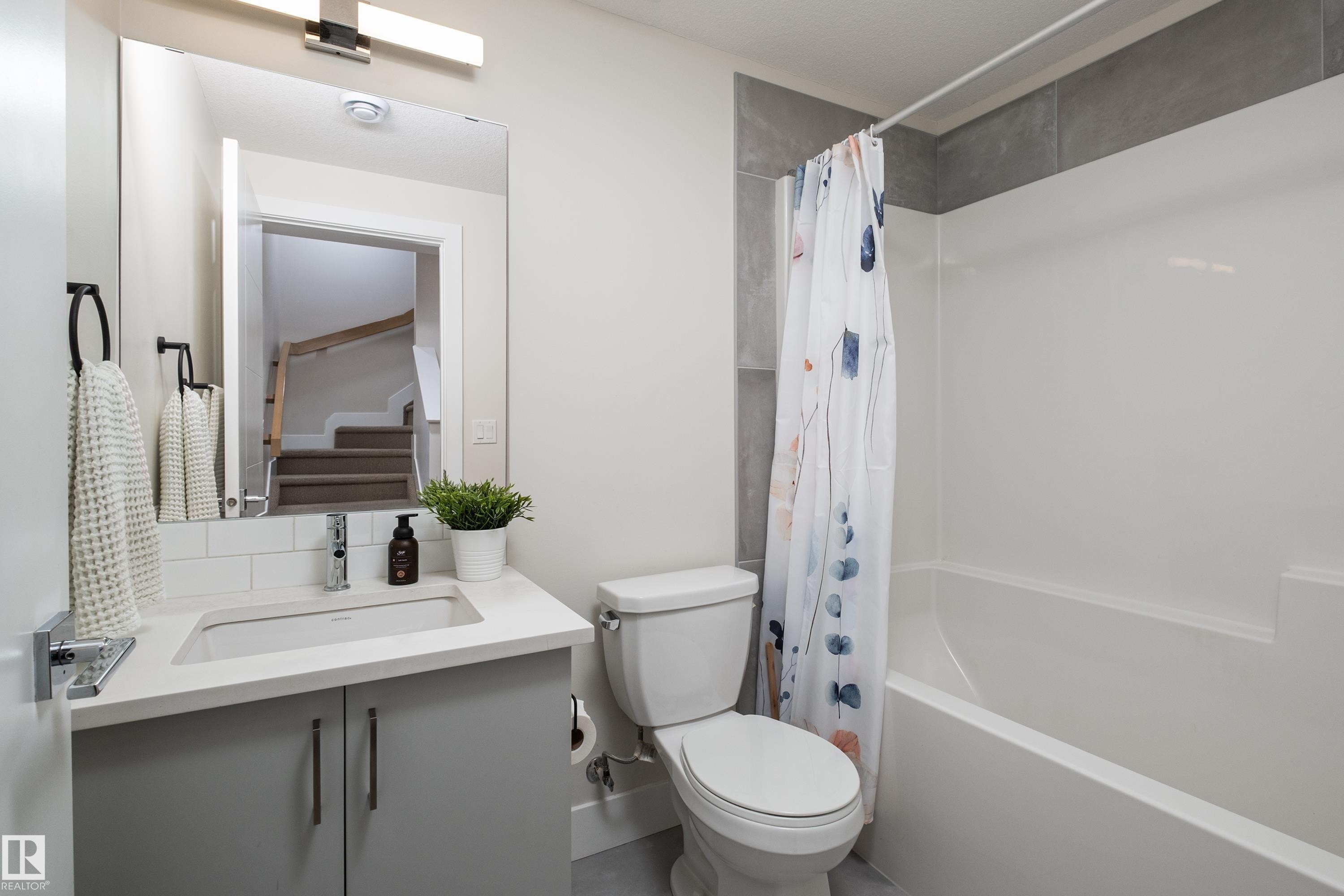 11013 75 Street Nw, Edmonton, AB - Indoor Photo Showing Bathroom