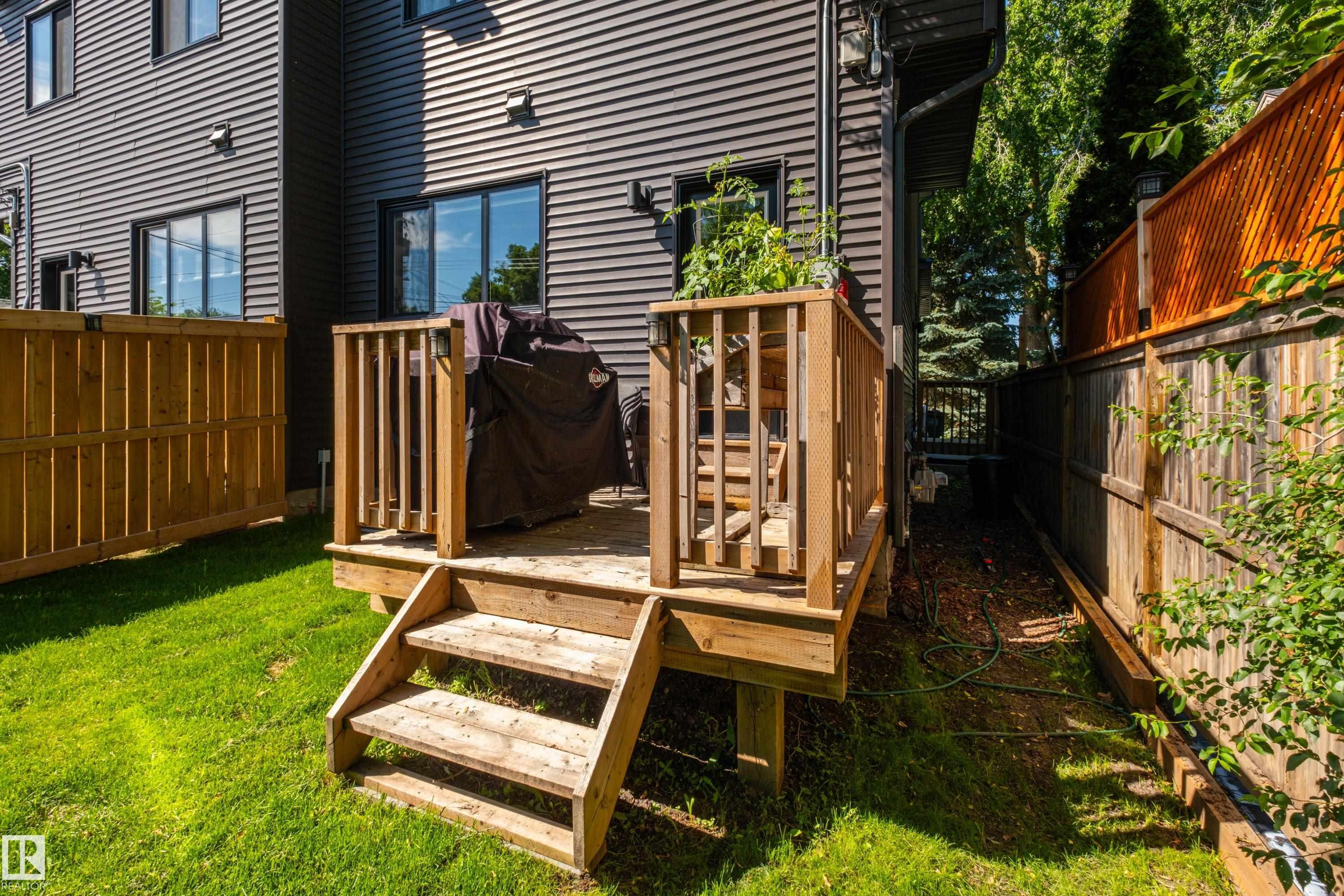 11013 75 Street Nw, Edmonton, AB - Outdoor