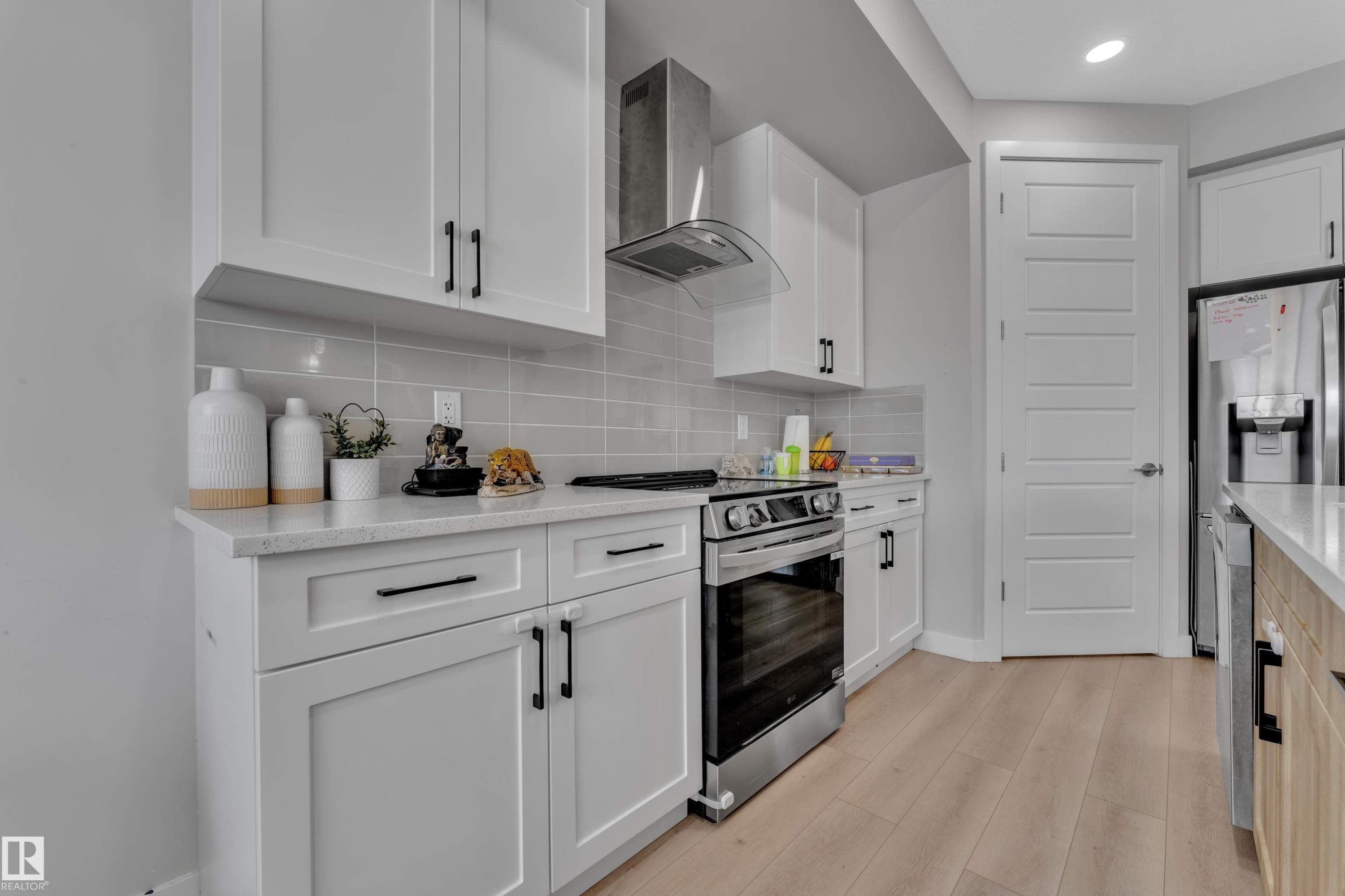 3003 4 Street Nw, Edmonton, AB - Indoor Photo Showing Kitchen With Upgraded Kitchen