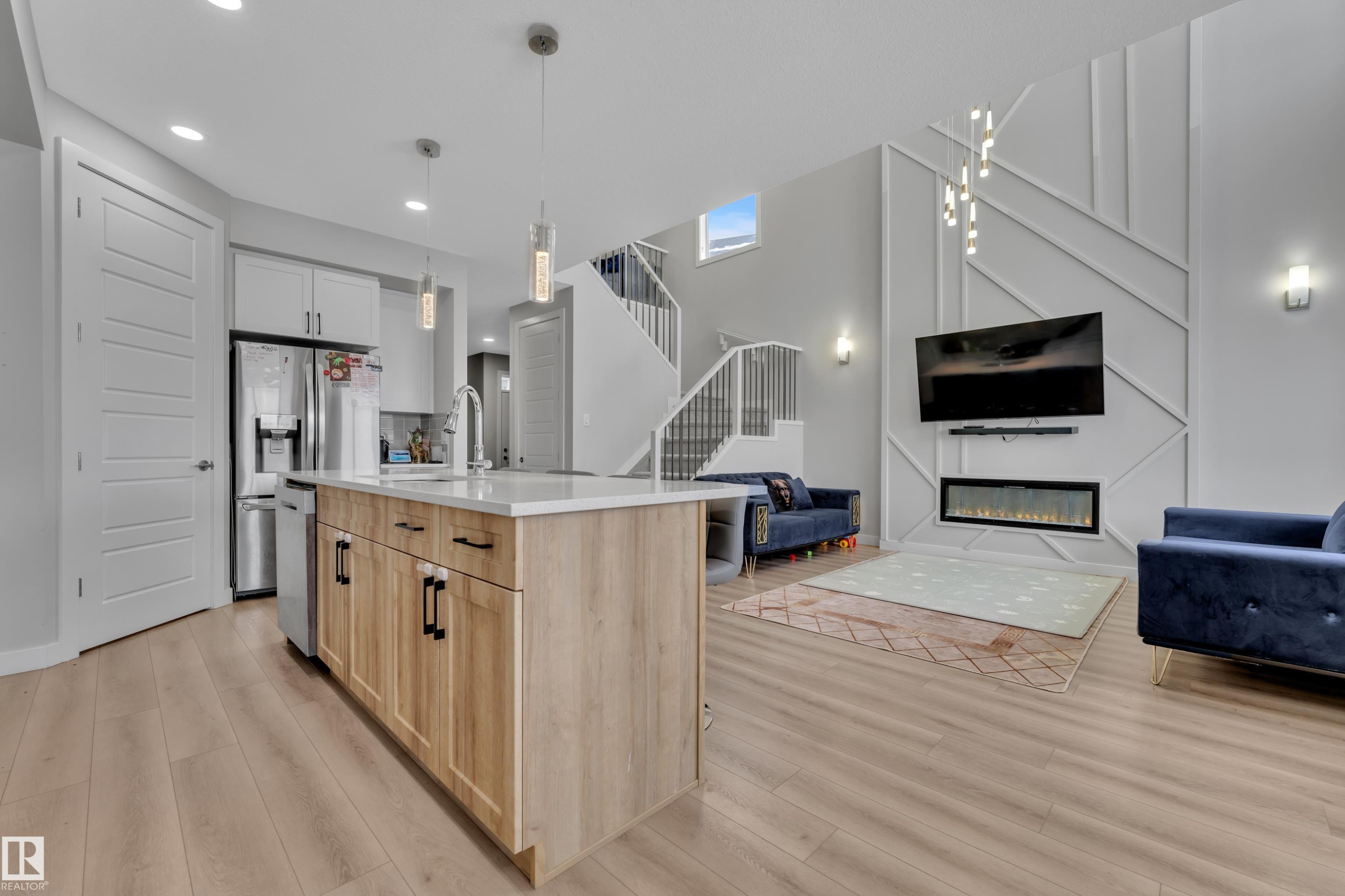 3003 4 Street Nw, Edmonton, AB - Indoor Photo Showing Kitchen With Upgraded Kitchen