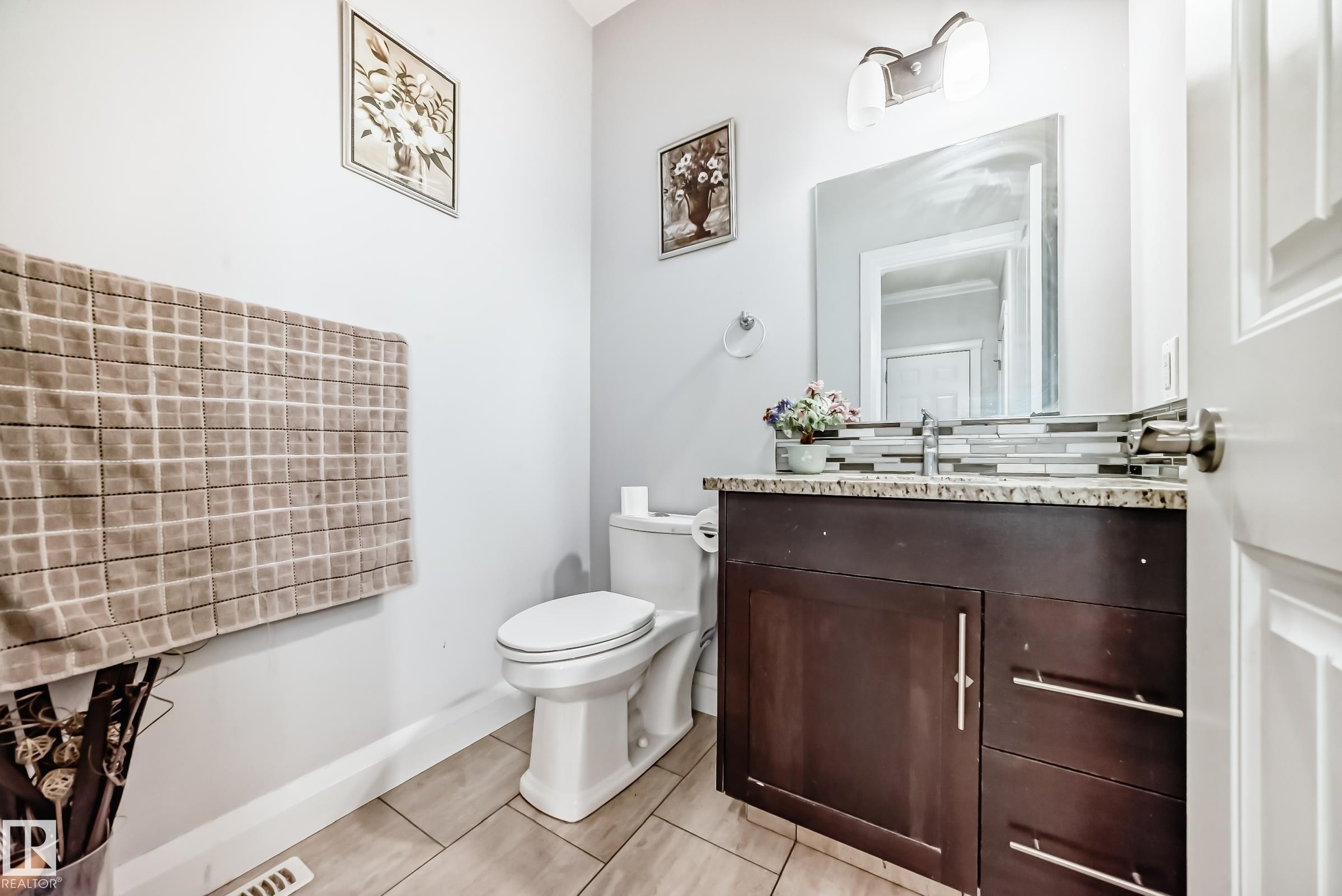 Bathroom - #2 12042 101 St Nw, Edmonton, AB - Indoor Photo Showing Bathroom