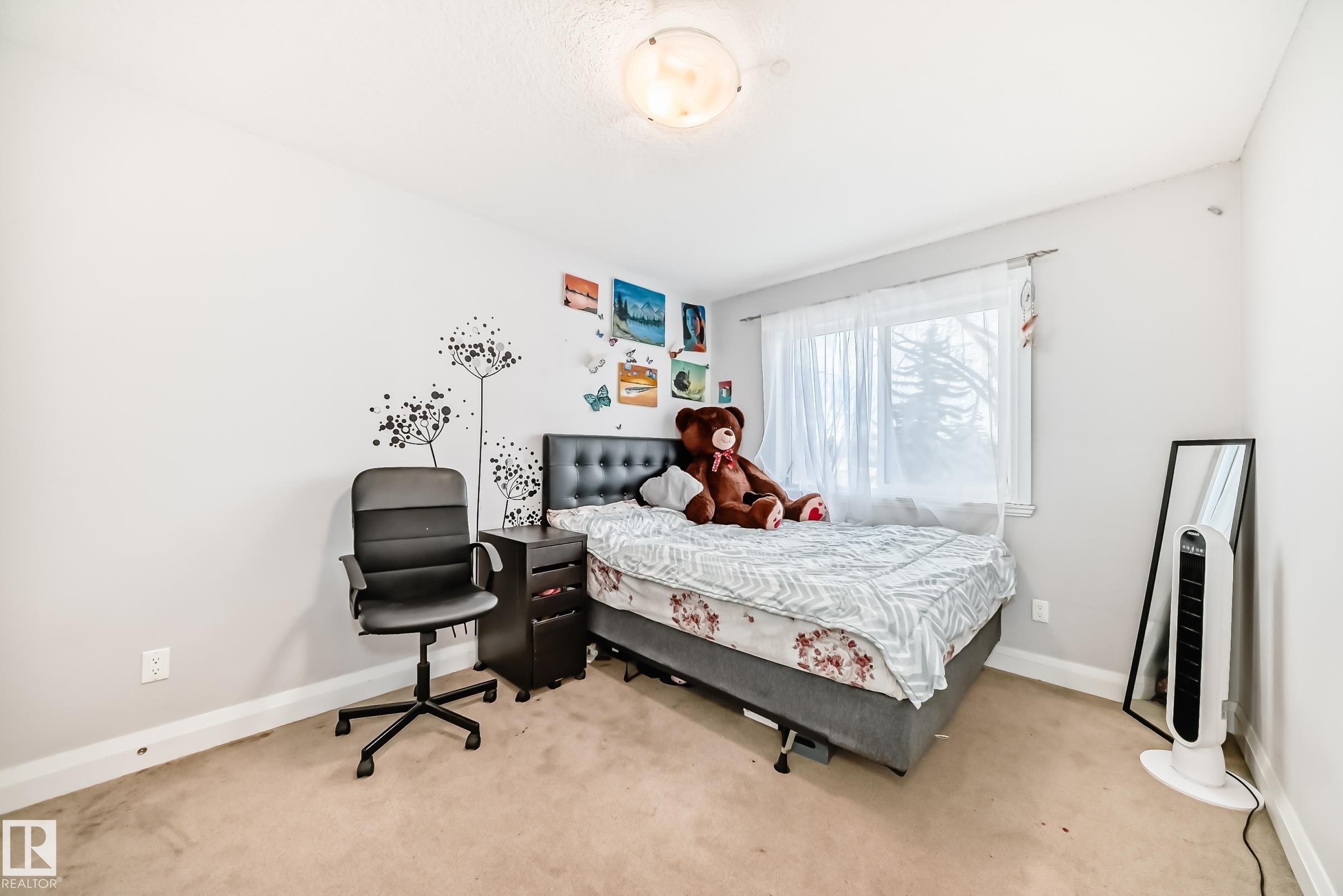 Image quality insufficient for description - #2 12042 101 St Nw, Edmonton, AB - Indoor Photo Showing Bedroom
