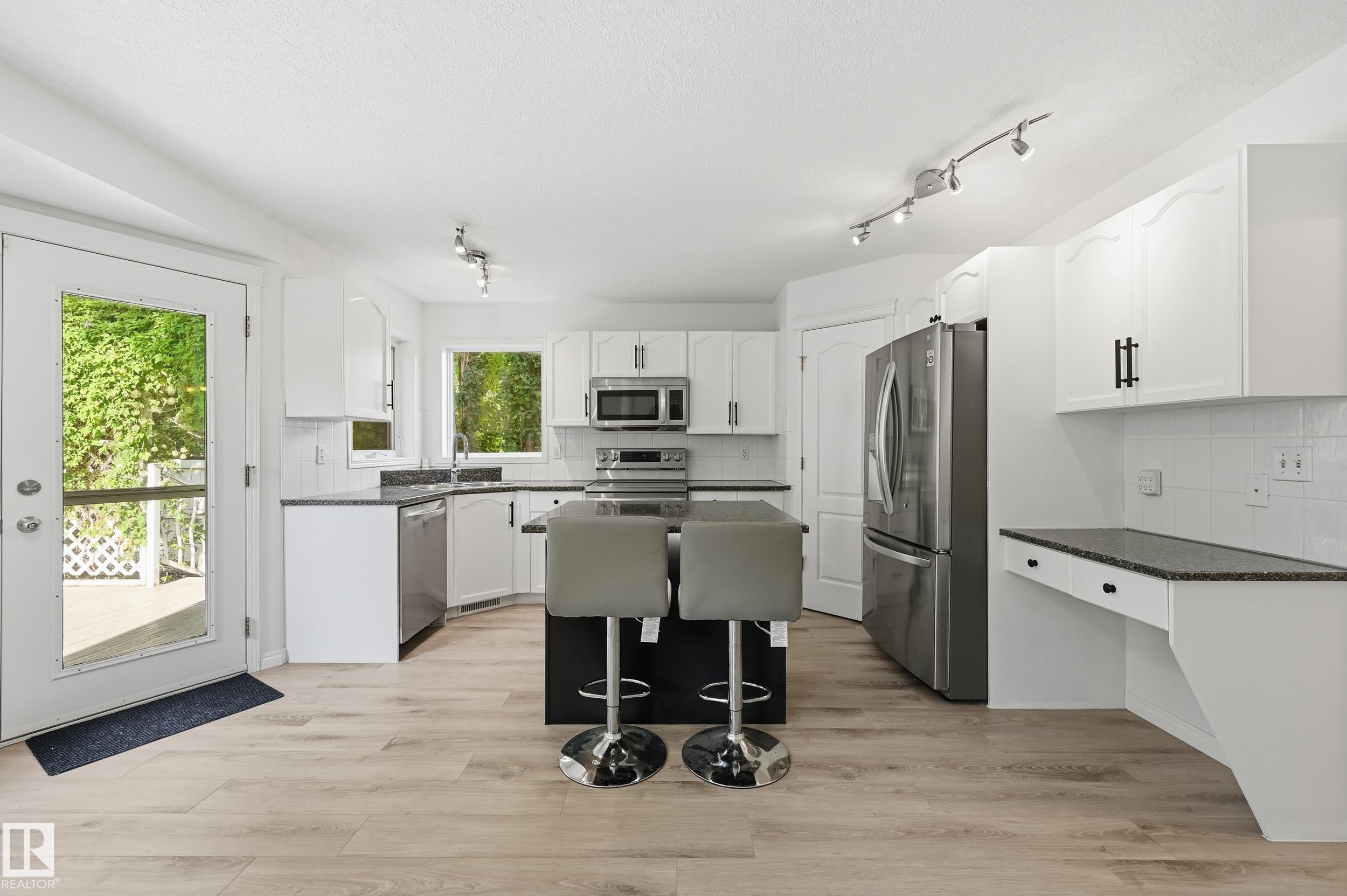 5 Emerson Place, St. Albert, AB - Indoor Photo Showing Kitchen With Stainless Steel Kitchen