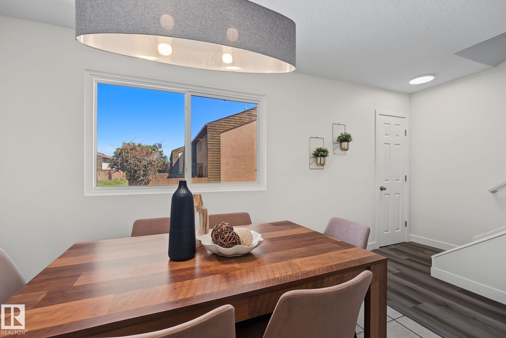 661 Abbottsfield Road Nw, Edmonton, AB - Indoor