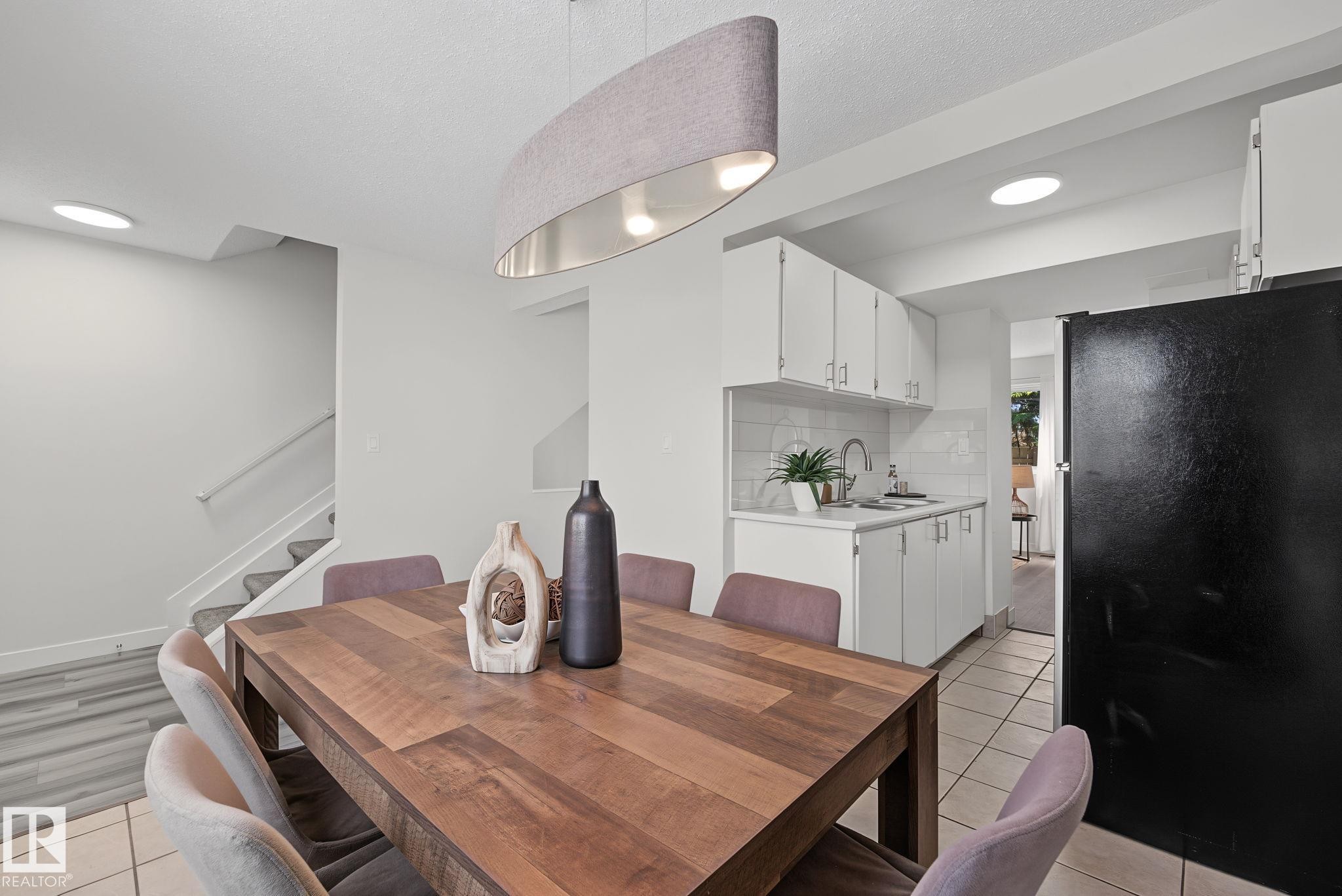661 Abbottsfield Road Nw, Edmonton, AB - Indoor