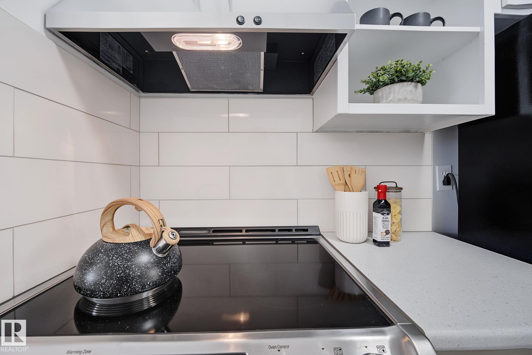 661 Abbottsfield Road Nw, Edmonton, AB - Indoor Photo Showing Kitchen