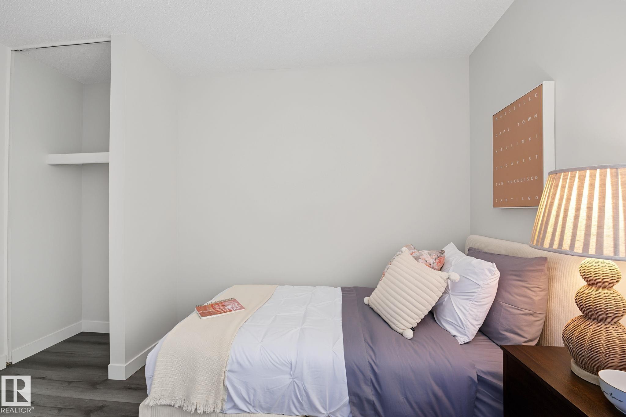 661 Abbottsfield Road Nw, Edmonton, AB - Indoor Photo Showing Bedroom