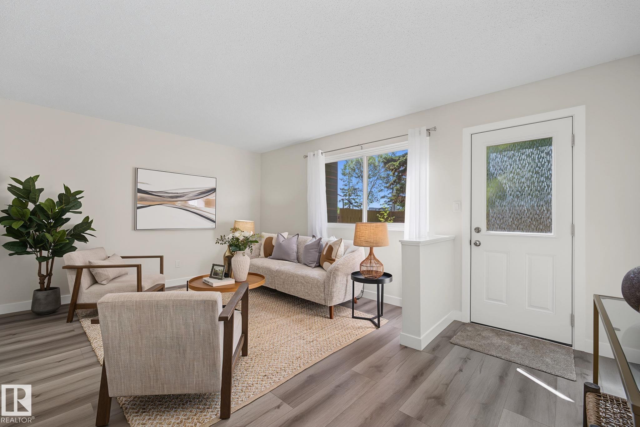 661 Abbottsfield Road Nw, Edmonton, AB - Indoor Photo Showing Living Room