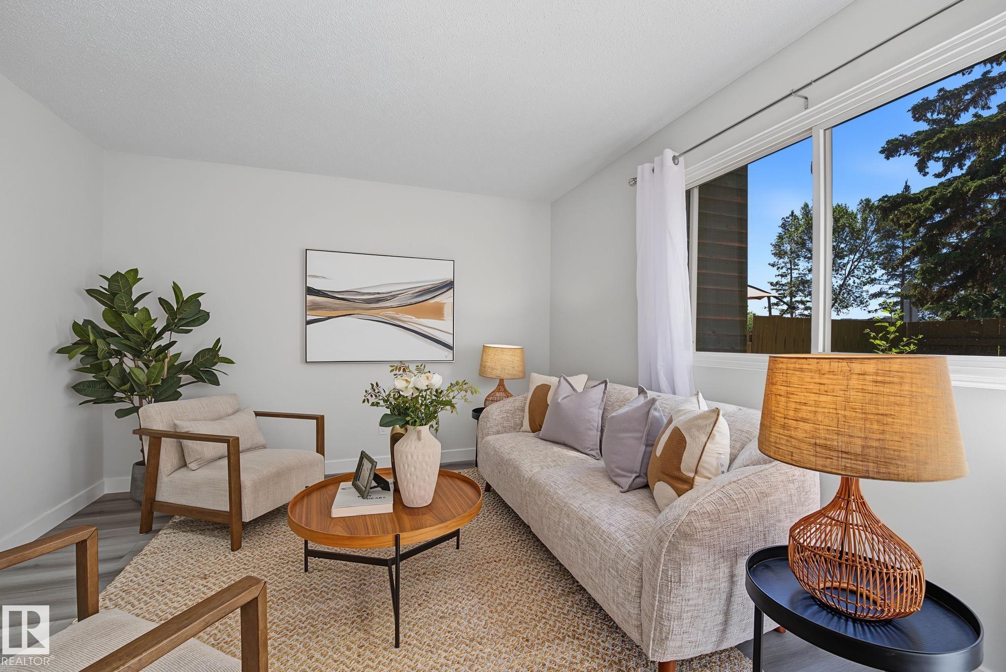 661 Abbottsfield Road Nw, Edmonton, AB - Indoor Photo Showing Living Room