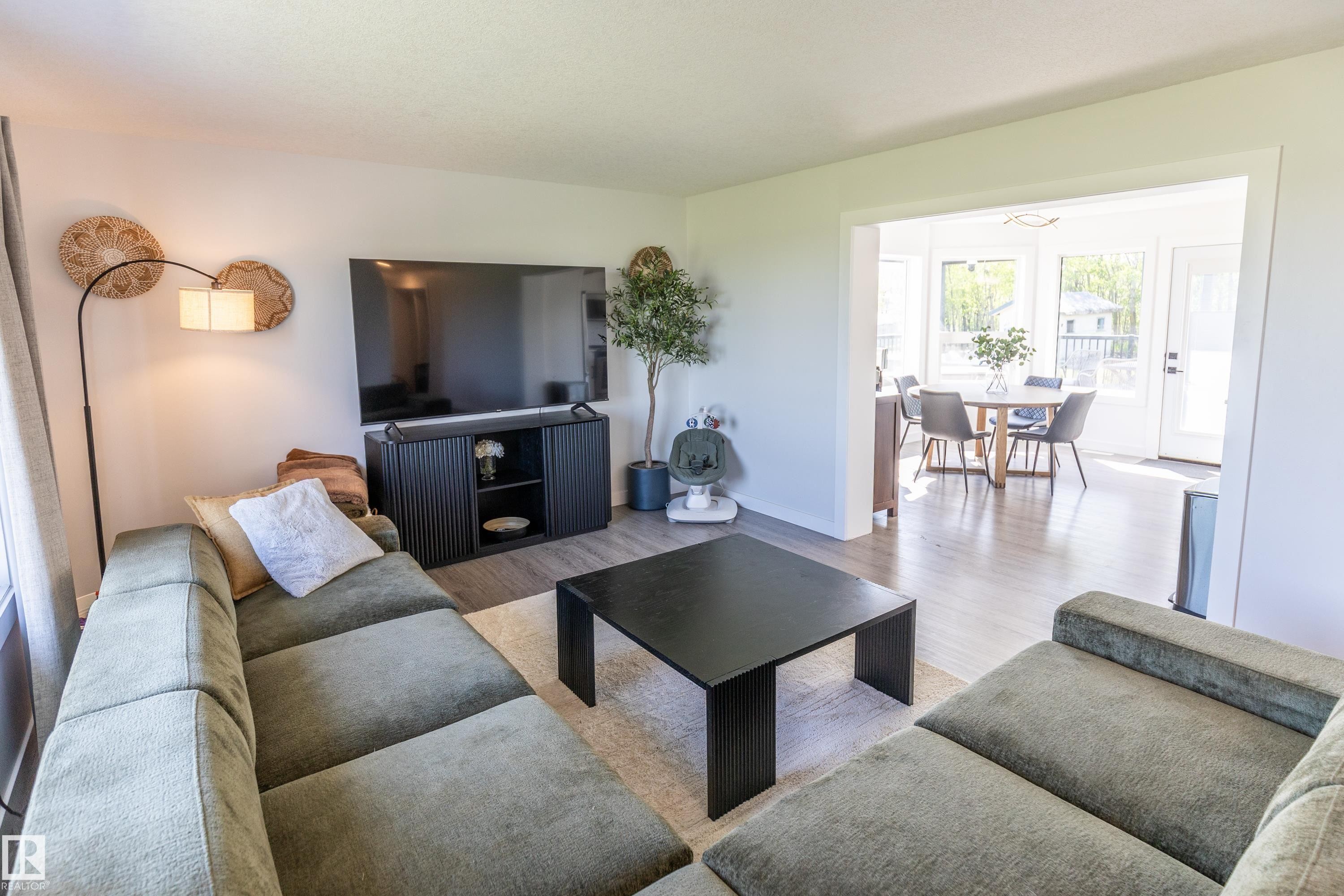 90 22111 Twp Rd 510, Rural Leduc County, AB - Indoor Photo Showing Living Room