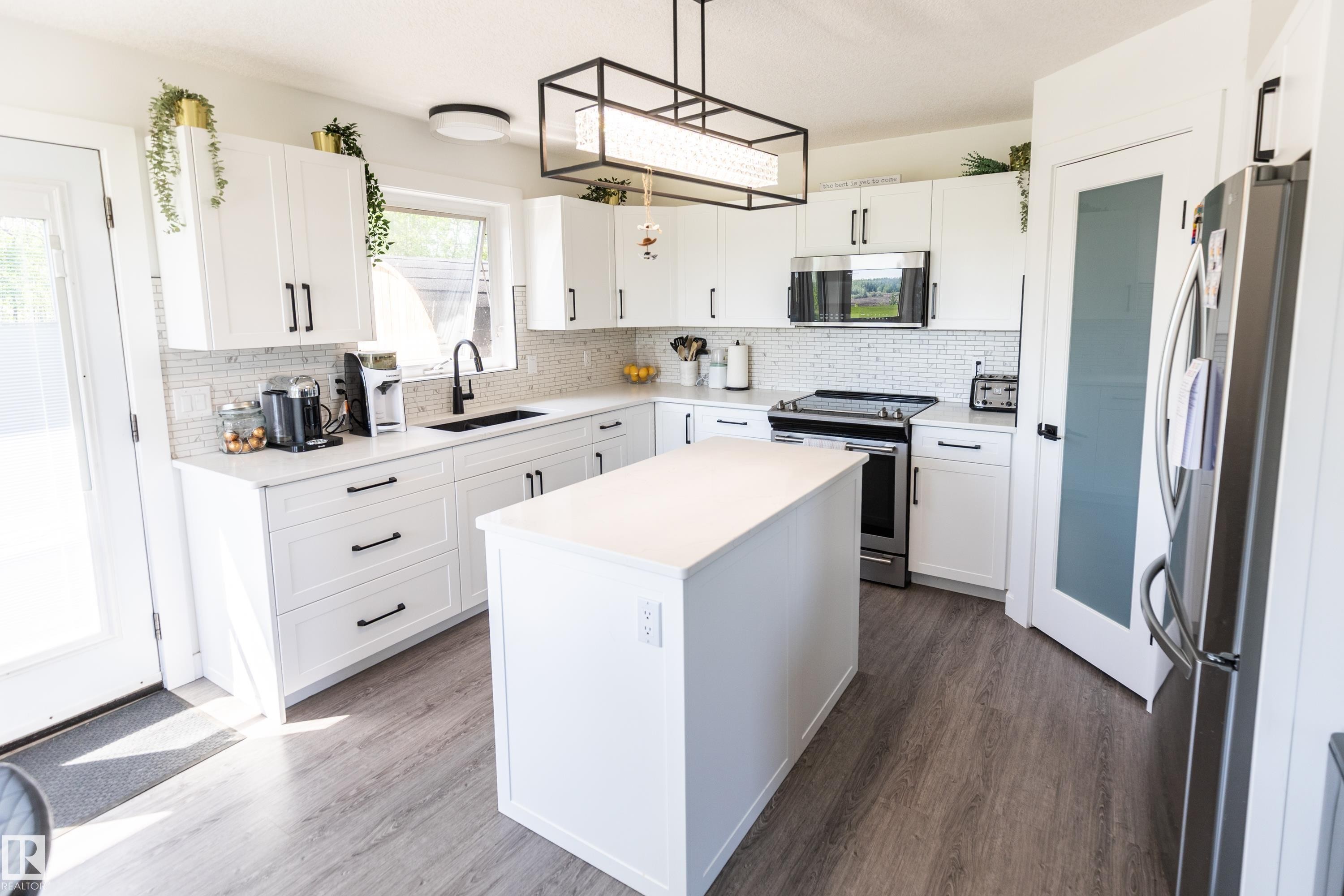90 22111 Twp Rd 510, Rural Leduc County, AB - Indoor Photo Showing Kitchen